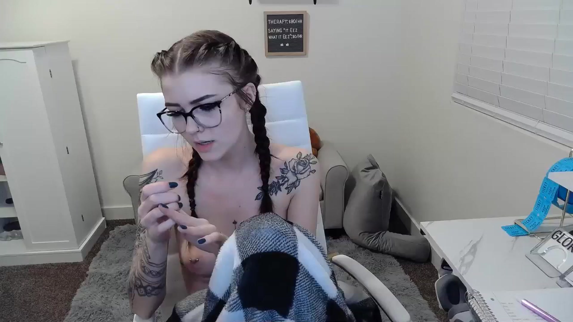 Gallery image thumbnail from KikiKadin's myfreecams stream on, 01/05/2024, 03:35 image 17 of 20