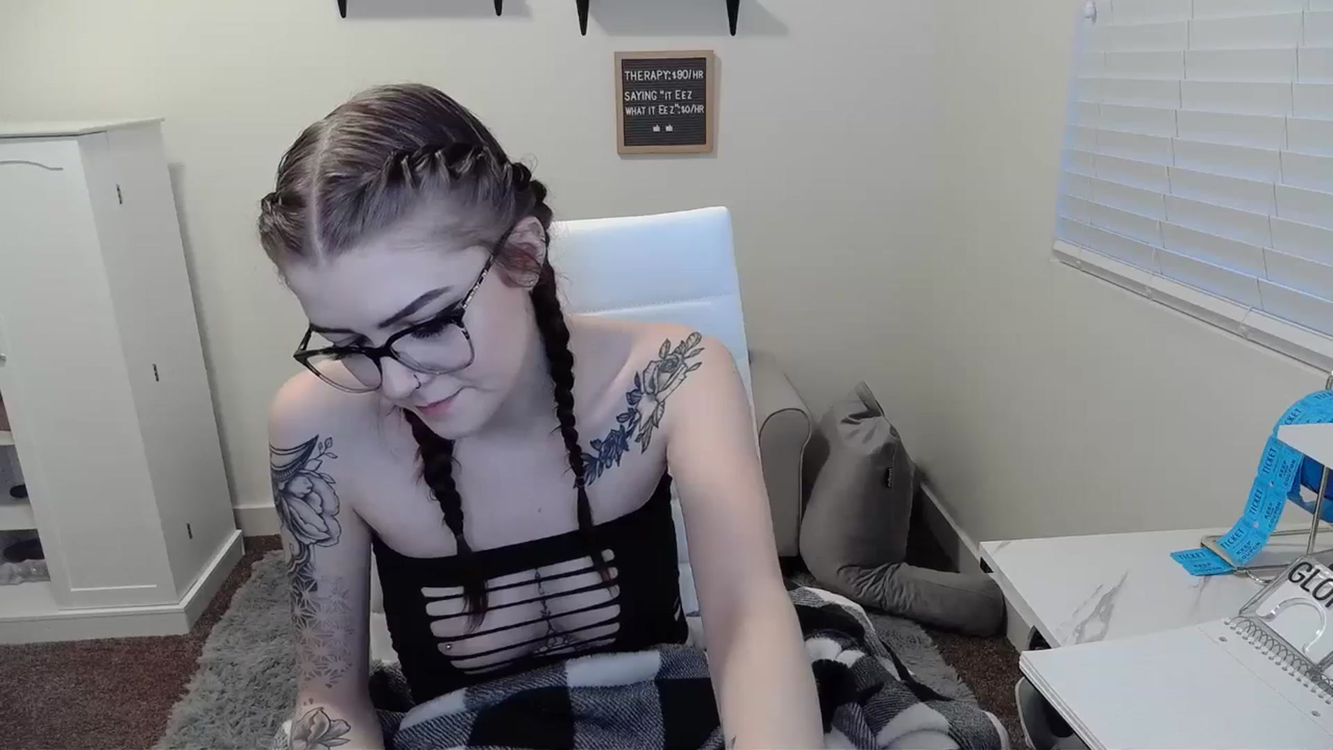 Gallery image thumbnail from KikiKadin's myfreecams stream on, 01/06/2024, 24:37 image 2 of 20
