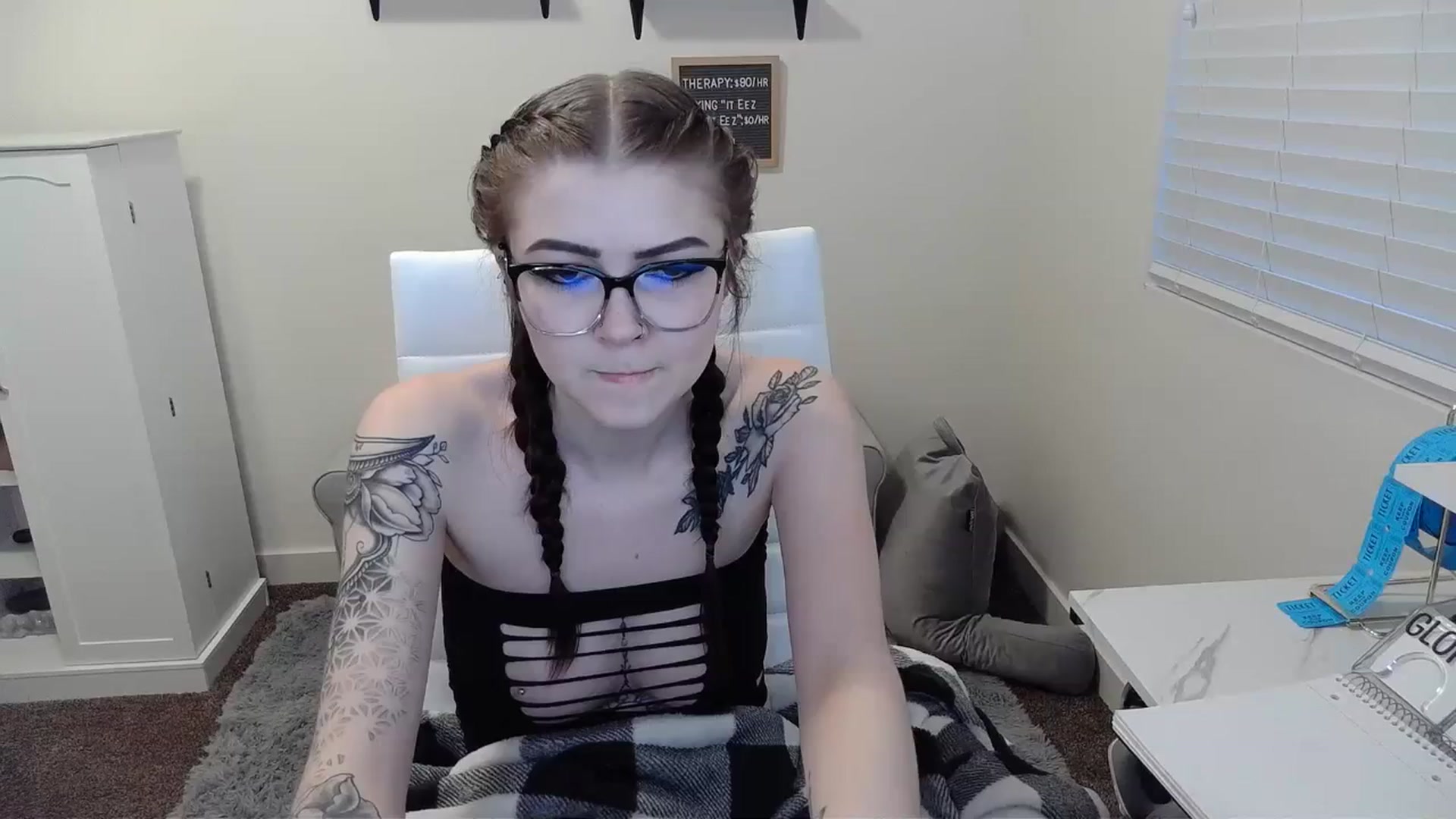 Gallery image thumbnail from KikiKadin's myfreecams stream on, 01/06/2024, 24:37 image 1 of 20