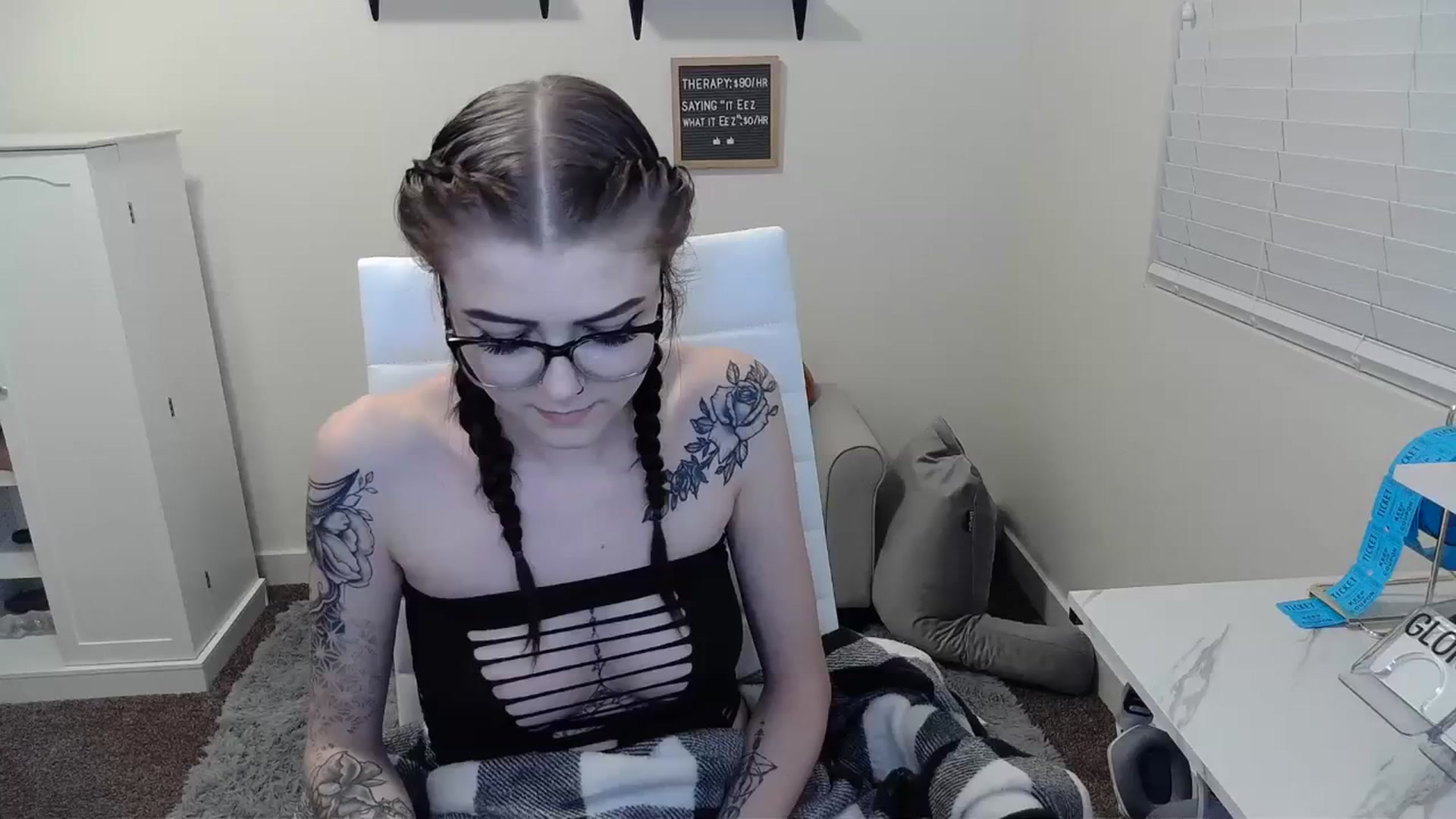 Gallery image thumbnail from KikiKadin's myfreecams stream on, 01/06/2024, 24:37 image 16 of 20