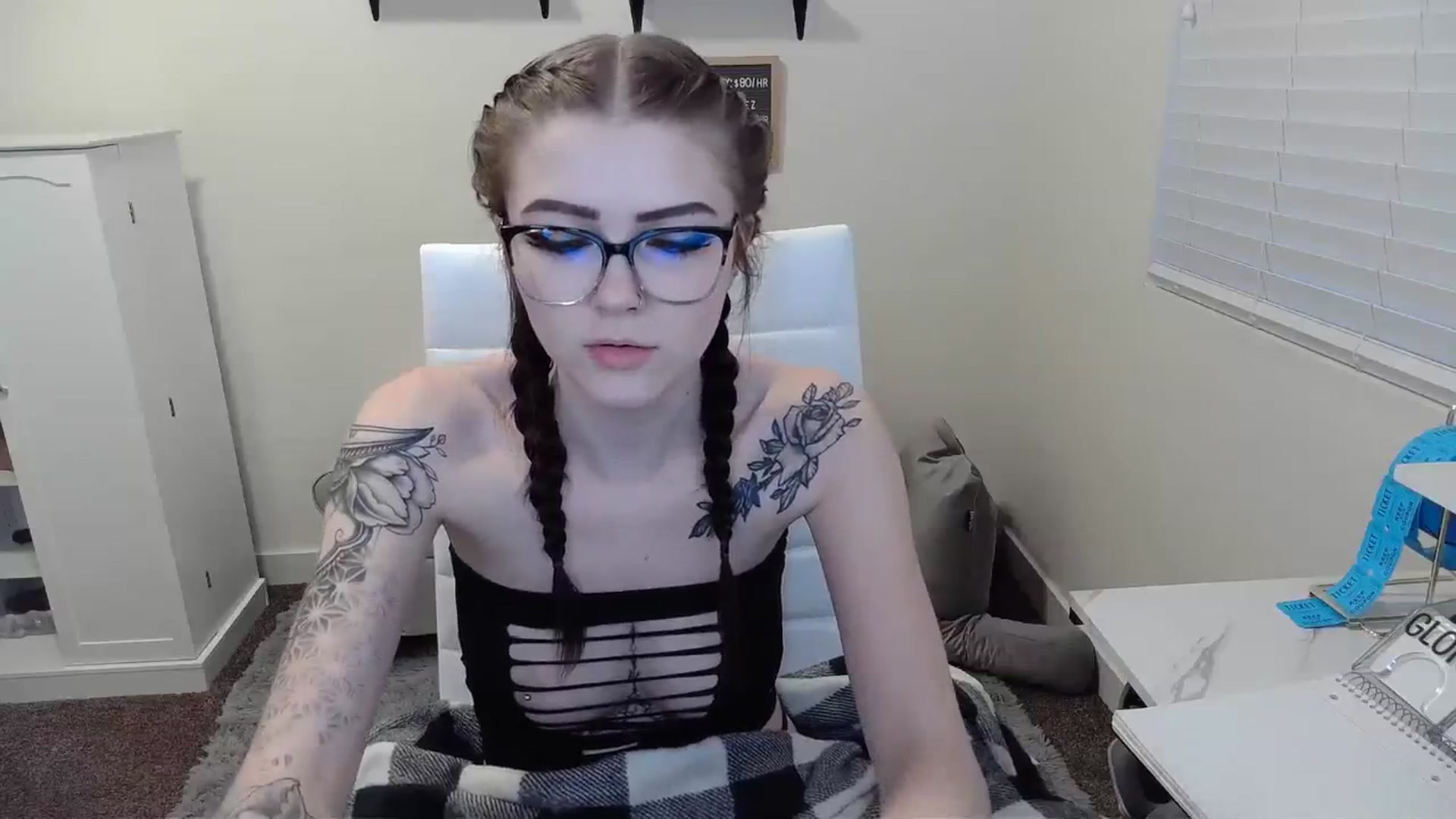 Gallery image thumbnail from KikiKadin's myfreecams stream on, 01/06/2024, 24:37 image 5 of 20