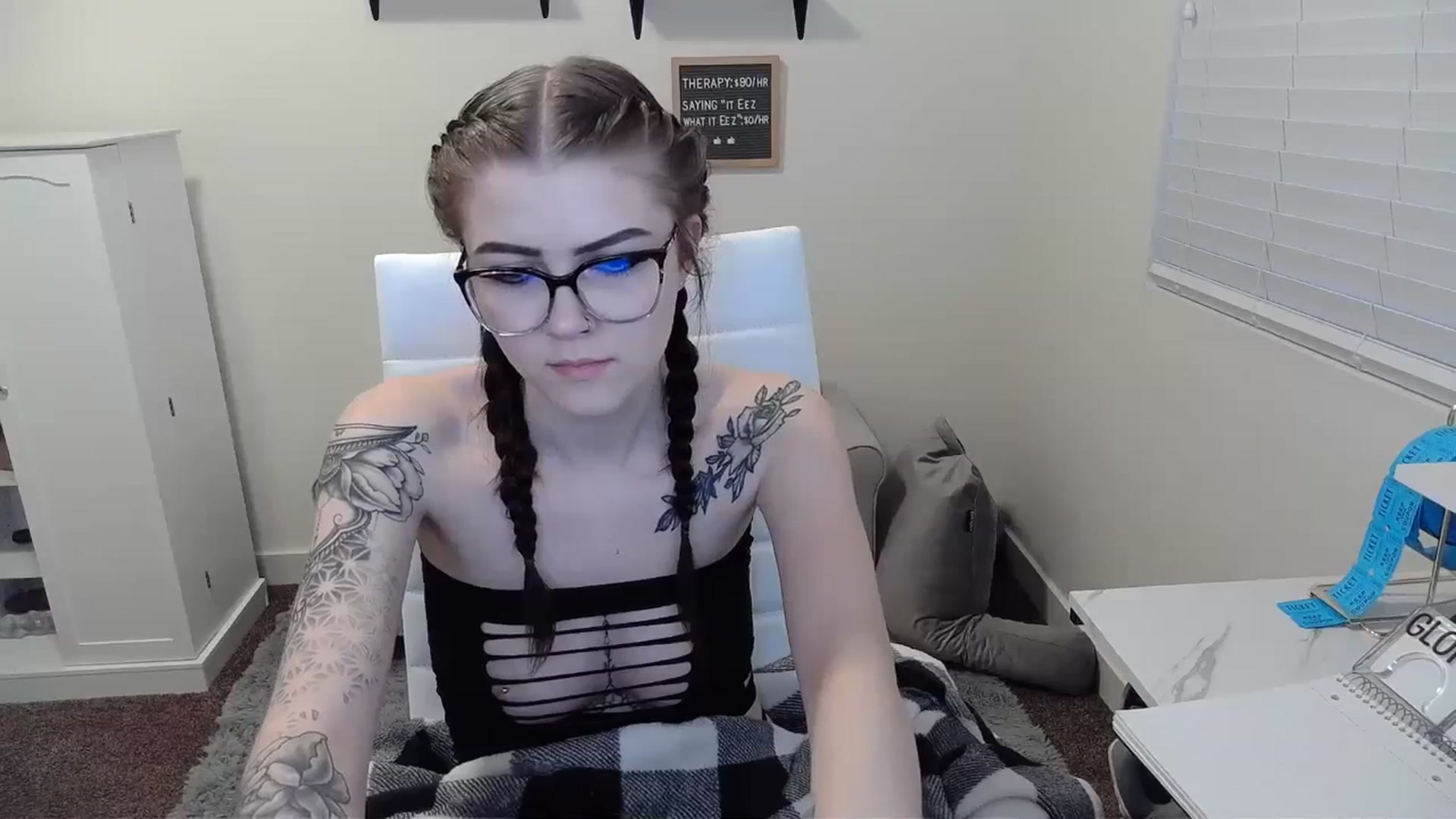 Gallery image thumbnail from KikiKadin's myfreecams stream on, 01/06/2024, 24:37 image 8 of 20