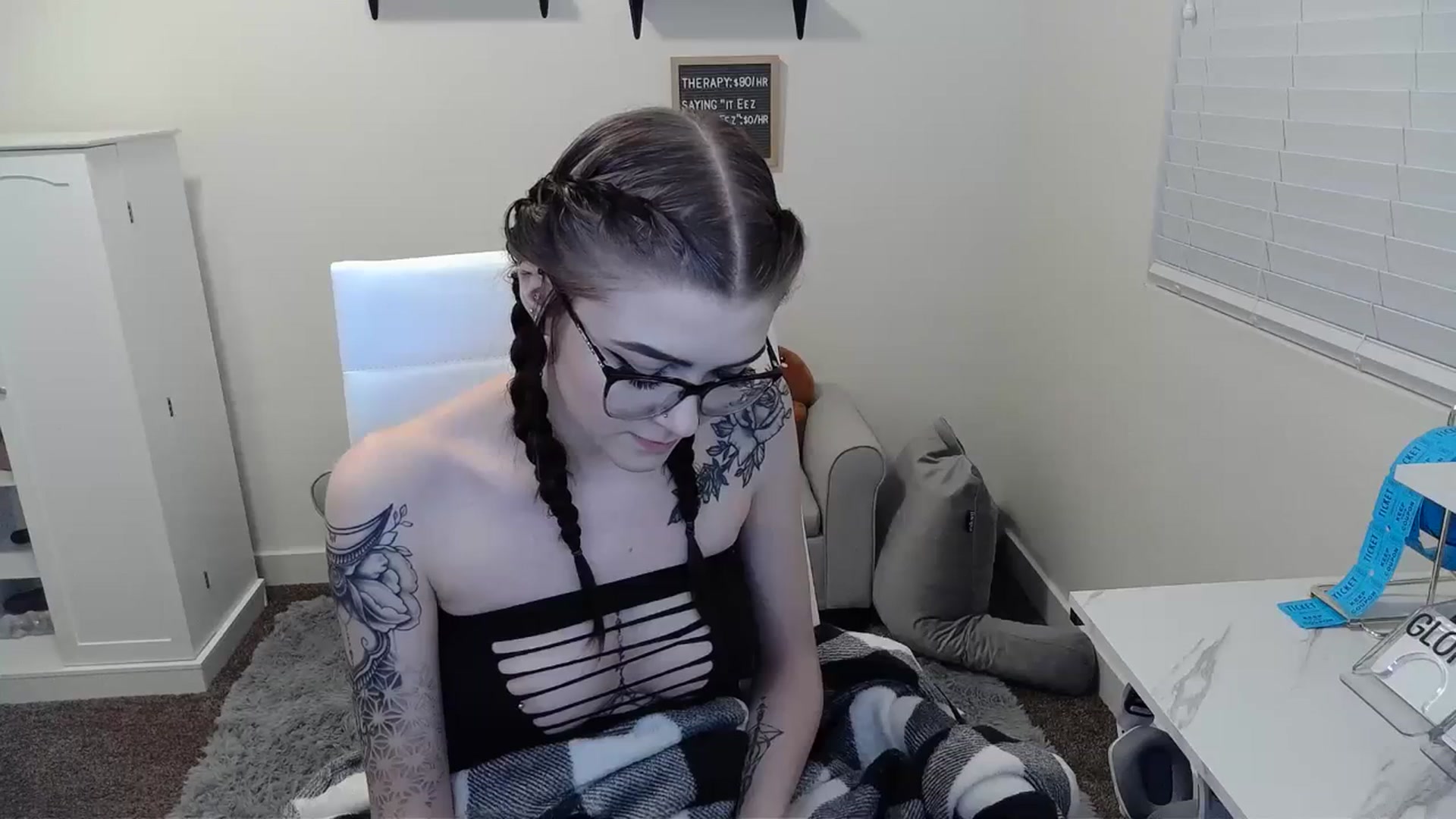 Gallery image thumbnail from KikiKadin's myfreecams stream on, 01/06/2024, 24:37 image 13 of 20