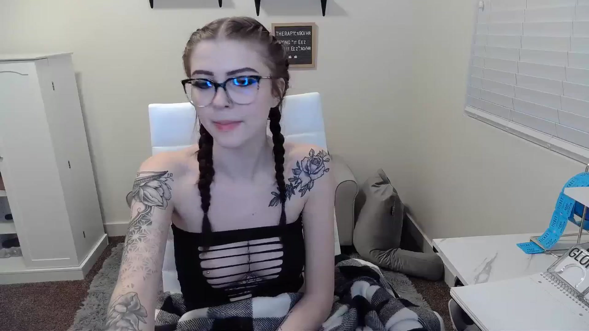 Gallery image thumbnail from KikiKadin's myfreecams stream on, 01/06/2024, 24:37 image 9 of 20