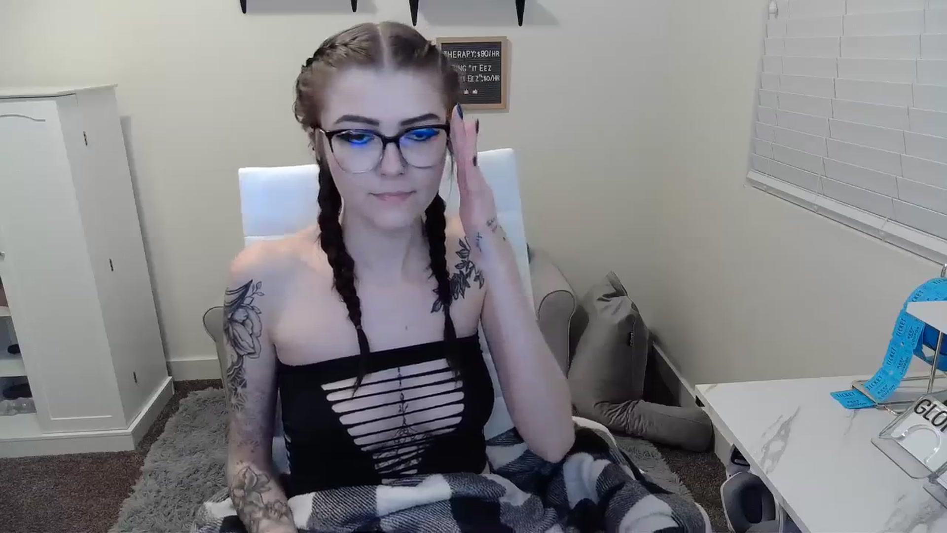 Gallery image thumbnail from KikiKadin's myfreecams stream on, 01/06/2024, 24:37 image 15 of 20