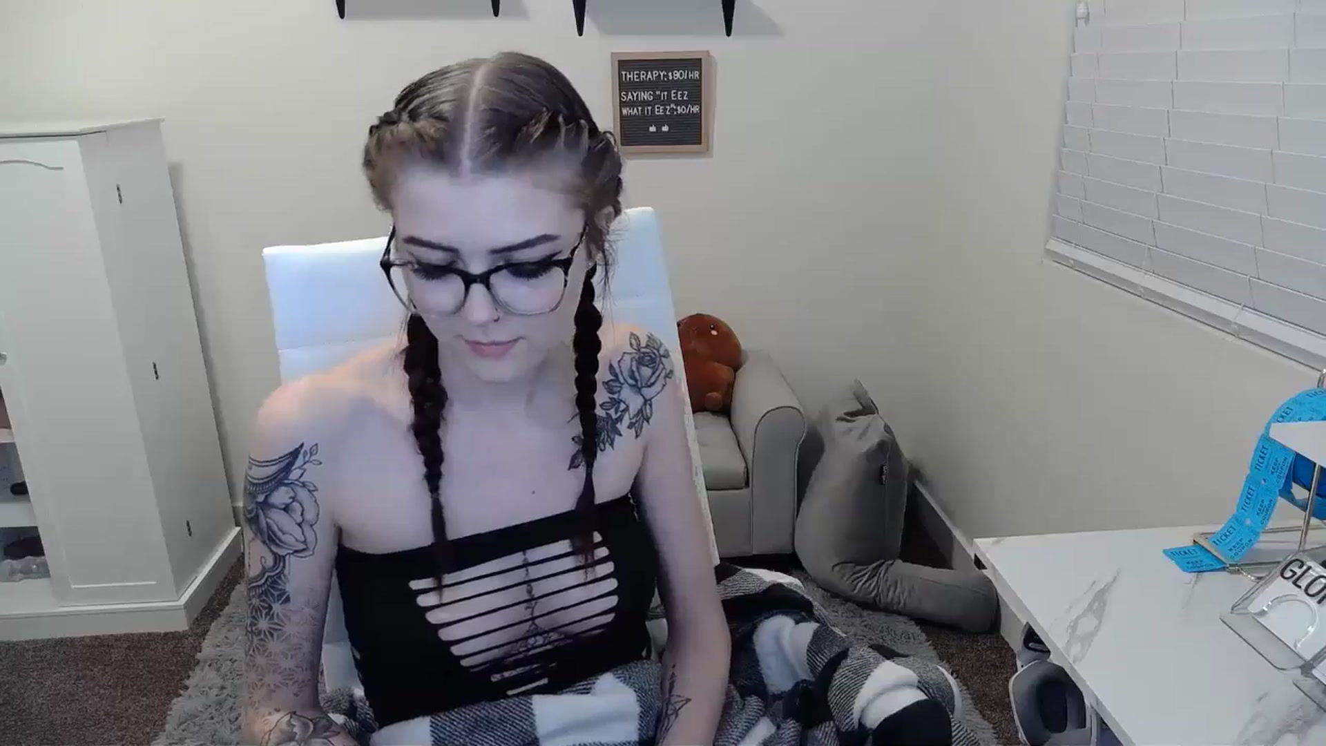 Gallery image thumbnail from KikiKadin's myfreecams stream on, 01/06/2024, 24:37 image 17 of 20