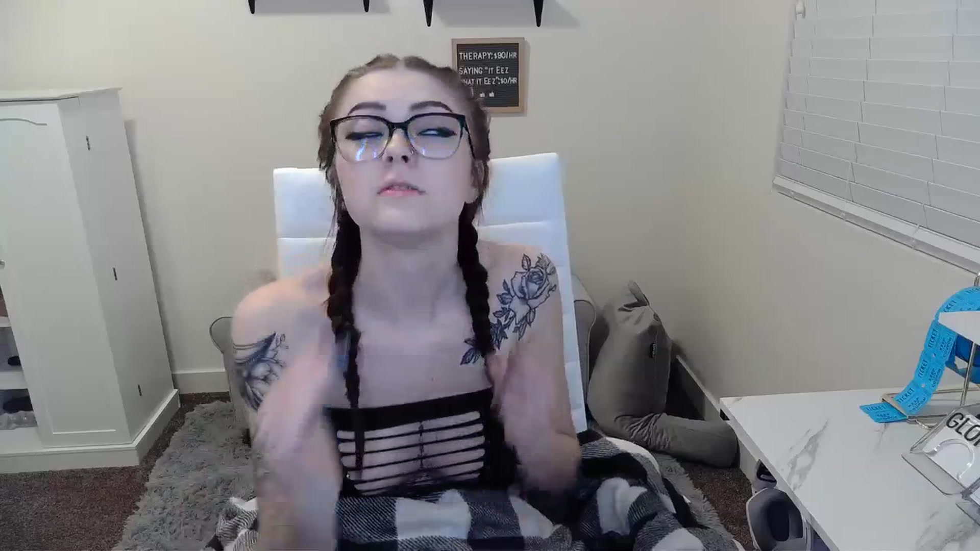 Gallery image thumbnail from KikiKadin's myfreecams stream on, 01/06/2024, 24:37 image 18 of 20