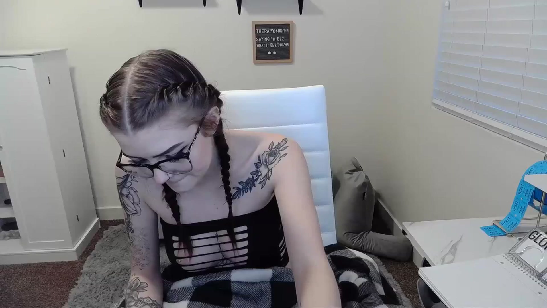 Gallery image thumbnail from KikiKadin's myfreecams stream on, 01/06/2024, 24:37 image 3 of 20