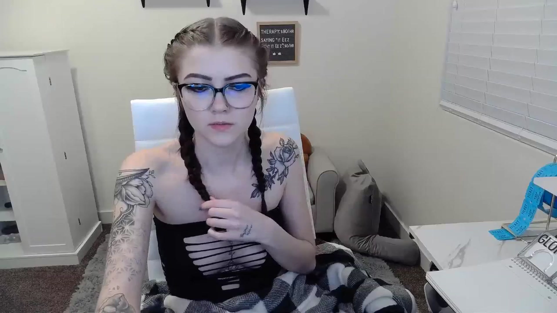 Gallery image thumbnail from KikiKadin's myfreecams stream on, 01/06/2024, 24:37 image 10 of 20