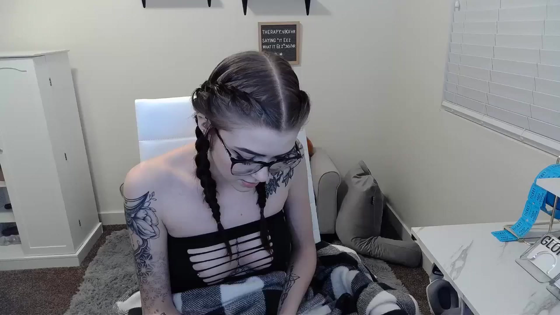 Gallery image thumbnail from KikiKadin's myfreecams stream on, 01/06/2024, 24:37 image 14 of 20