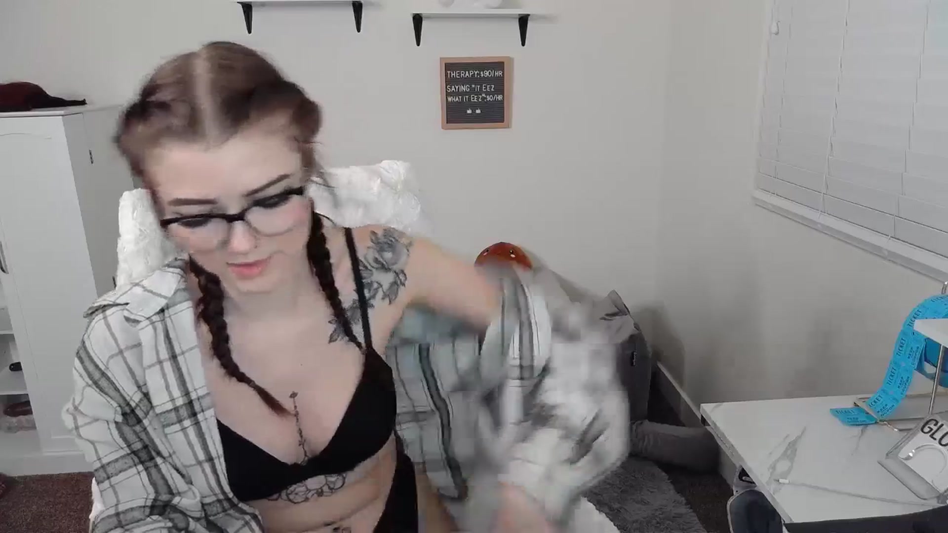 Gallery image thumbnail from KikiKadin's myfreecams stream on, 01/08/2024, 05:10 image 17 of 20