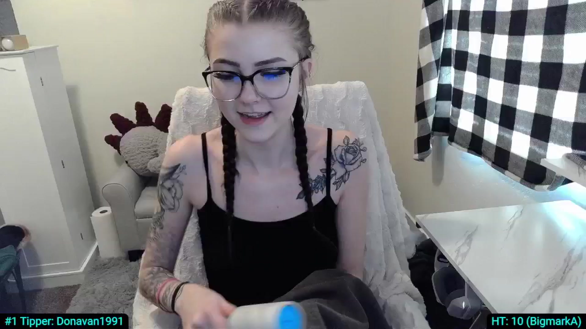 Gallery image thumbnail from KikiKadin's myfreecams stream on, 05/06/2024, 22:49 image 19 of 20