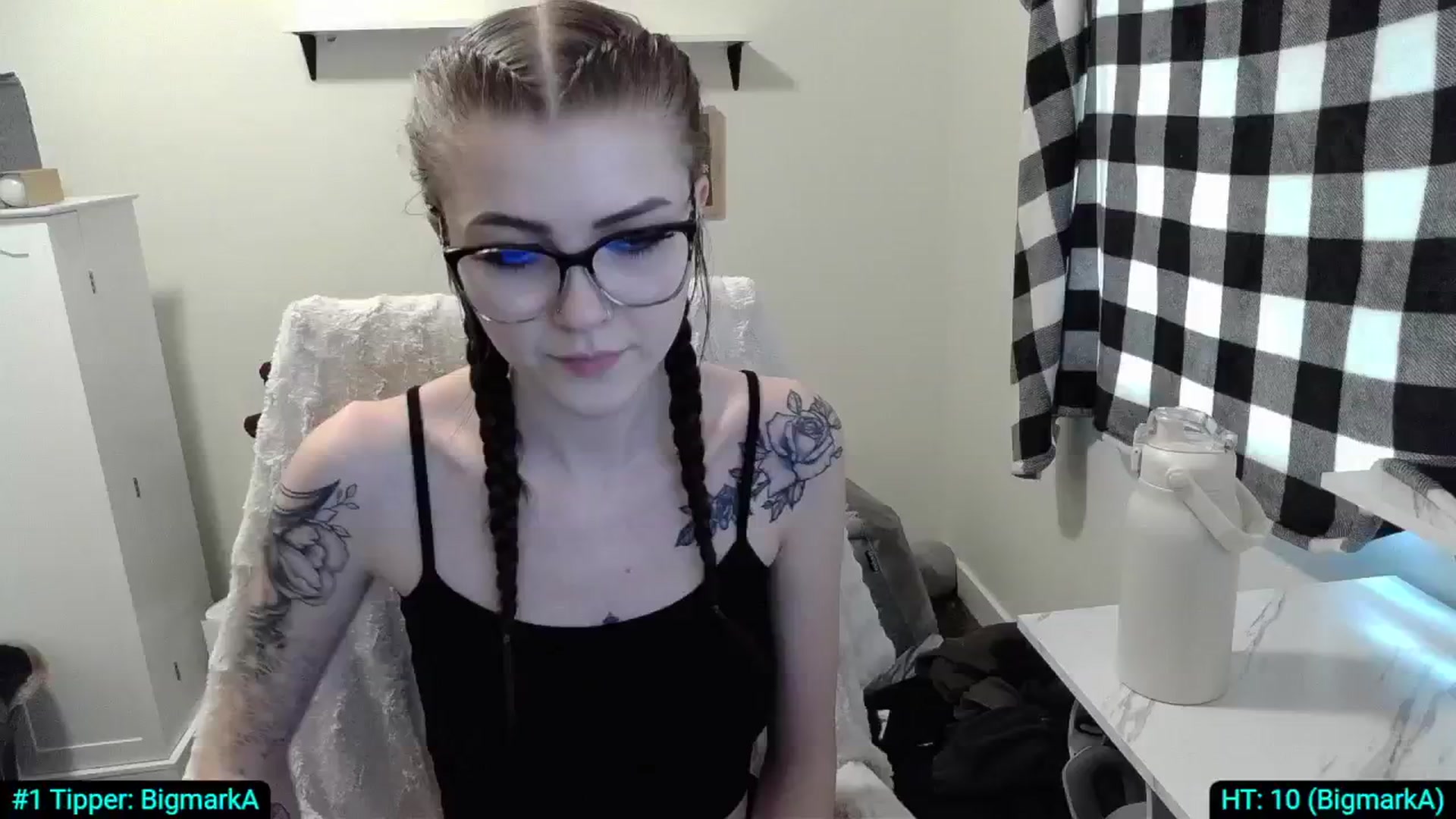 Gallery image thumbnail from KikiKadin's myfreecams stream on, 05/06/2024, 22:49 image 10 of 20
