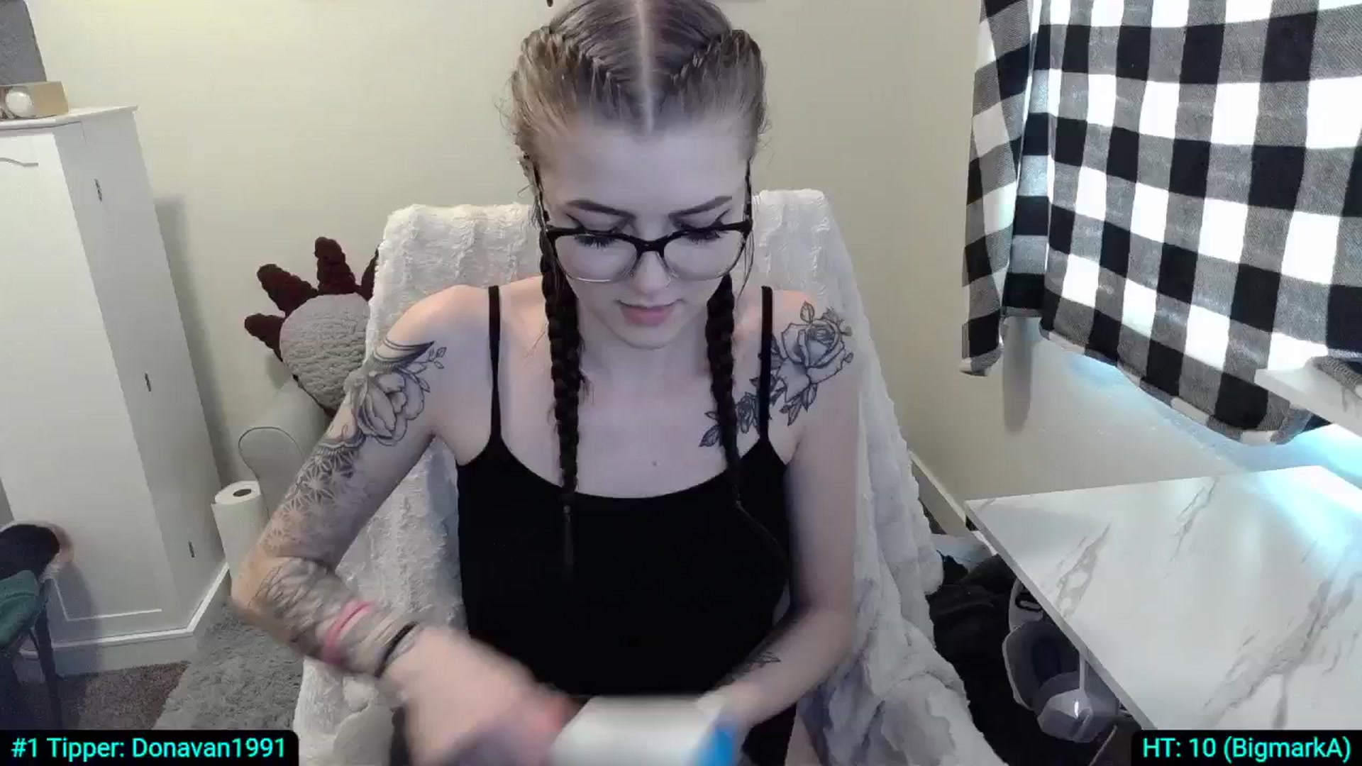 Gallery image thumbnail from KikiKadin's myfreecams stream on, 05/06/2024, 22:49 image 18 of 20