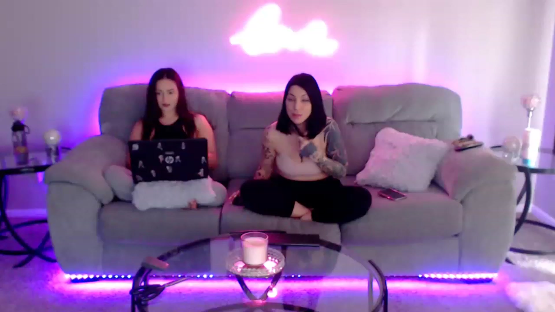 Gallery image thumbnail from KikiKumings's myfreecams stream on, 03/21/2023, 21:12 image 4 of 20