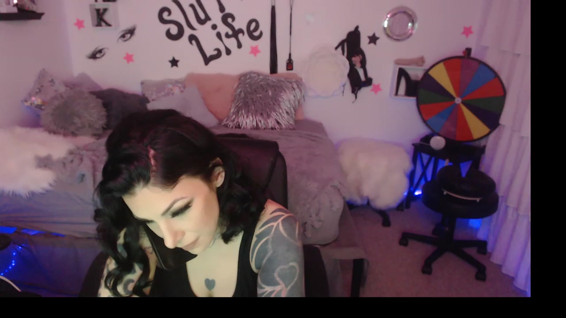 Gallery image thumbnail from KikiKumings's myfreecams stream on, 12/11/2023, 20:08 image 16 of 20