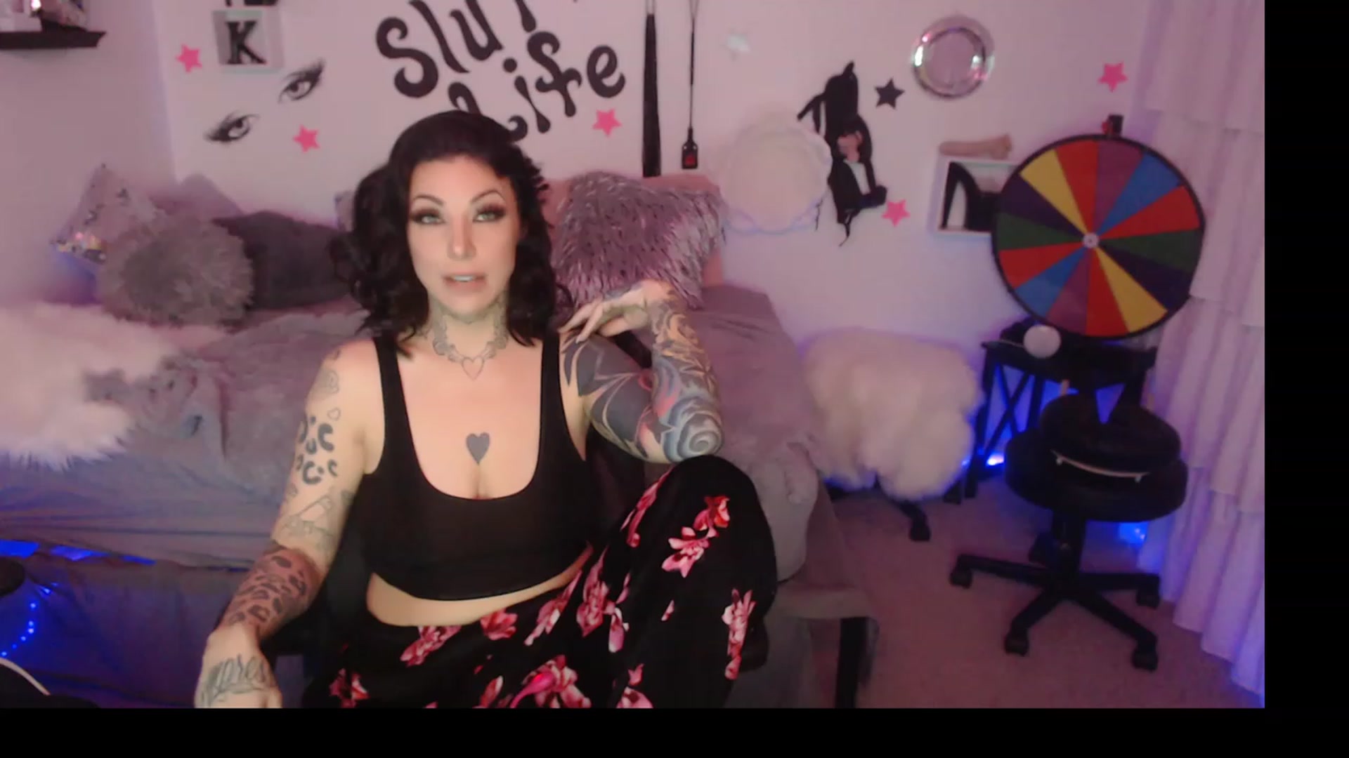 Gallery image thumbnail from KikiKumings's myfreecams stream on, 12/11/2023, 20:08 image 5 of 20