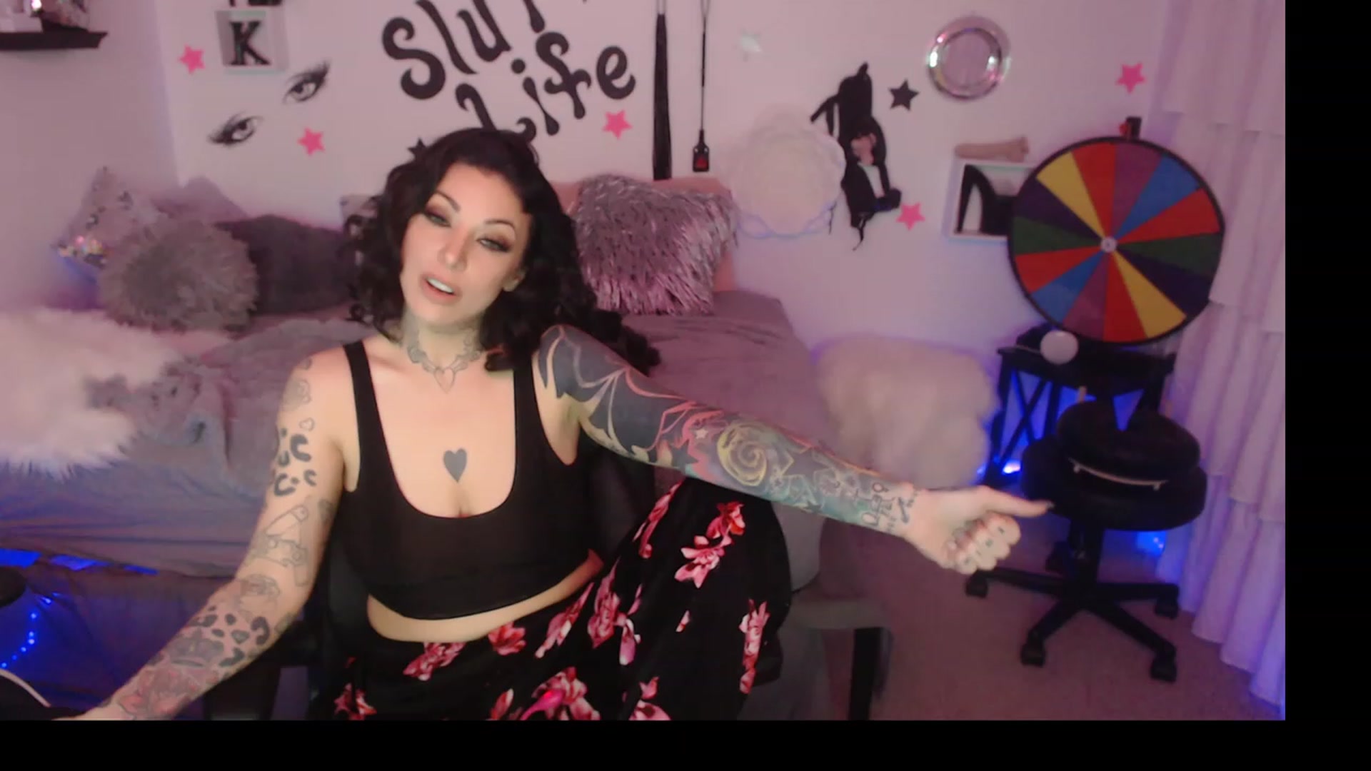 Gallery image thumbnail from KikiKumings's myfreecams stream on, 12/11/2023, 20:08 image 6 of 20