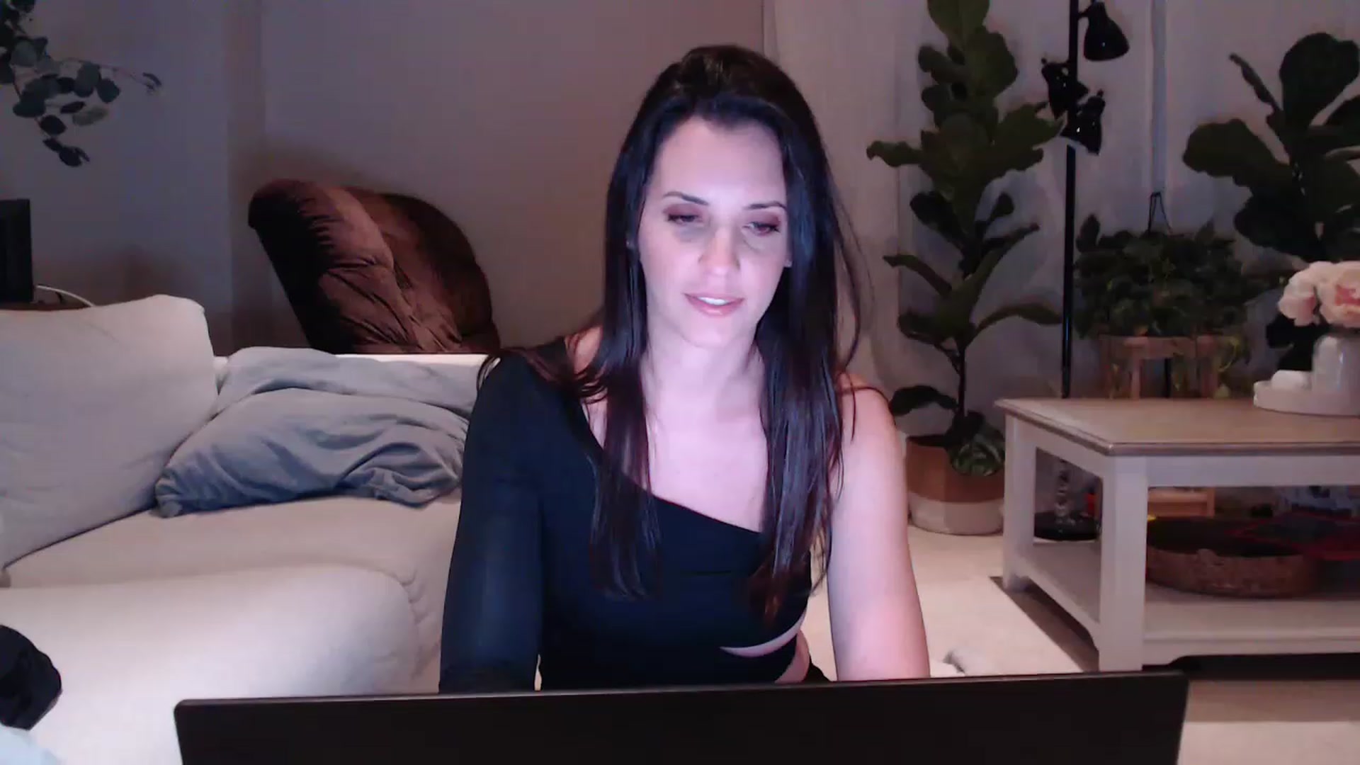 Gallery image thumbnail from KikiLongLegs's myfreecams stream on, 02/06/2023, 04:26 image 3 of 20
