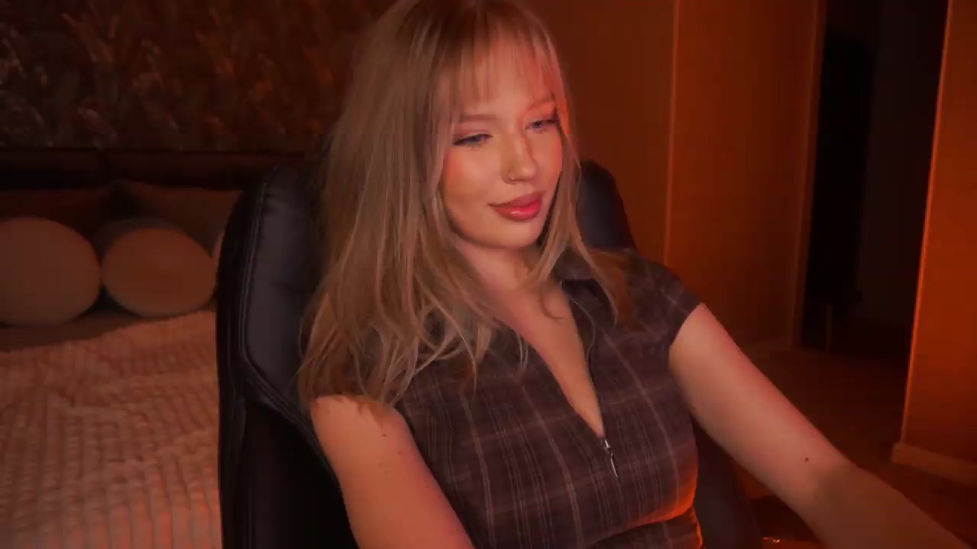 Gallery image thumbnail from Kiki_Miki's myfreecams stream on, 08/07/2026, 03:12 image 4 of 20