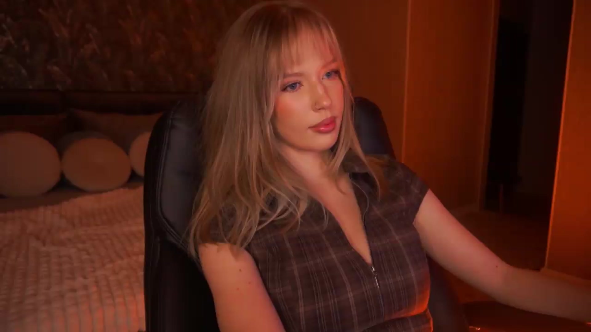 Gallery image thumbnail from Kiki_Miki's myfreecams stream on, 08/07/2026, 03:12 image 6 of 20