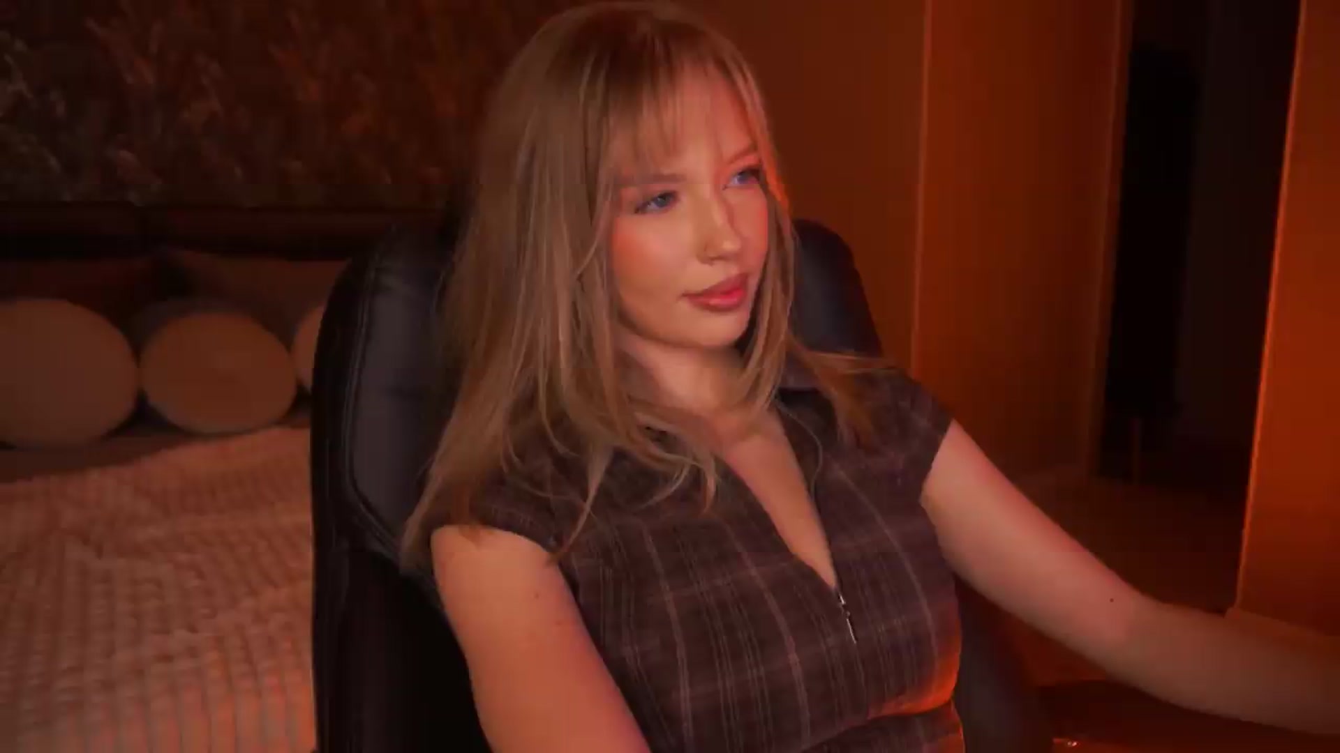 Gallery image thumbnail from Kiki_Miki's myfreecams stream on, 08/07/2026, 03:12 image 17 of 20
