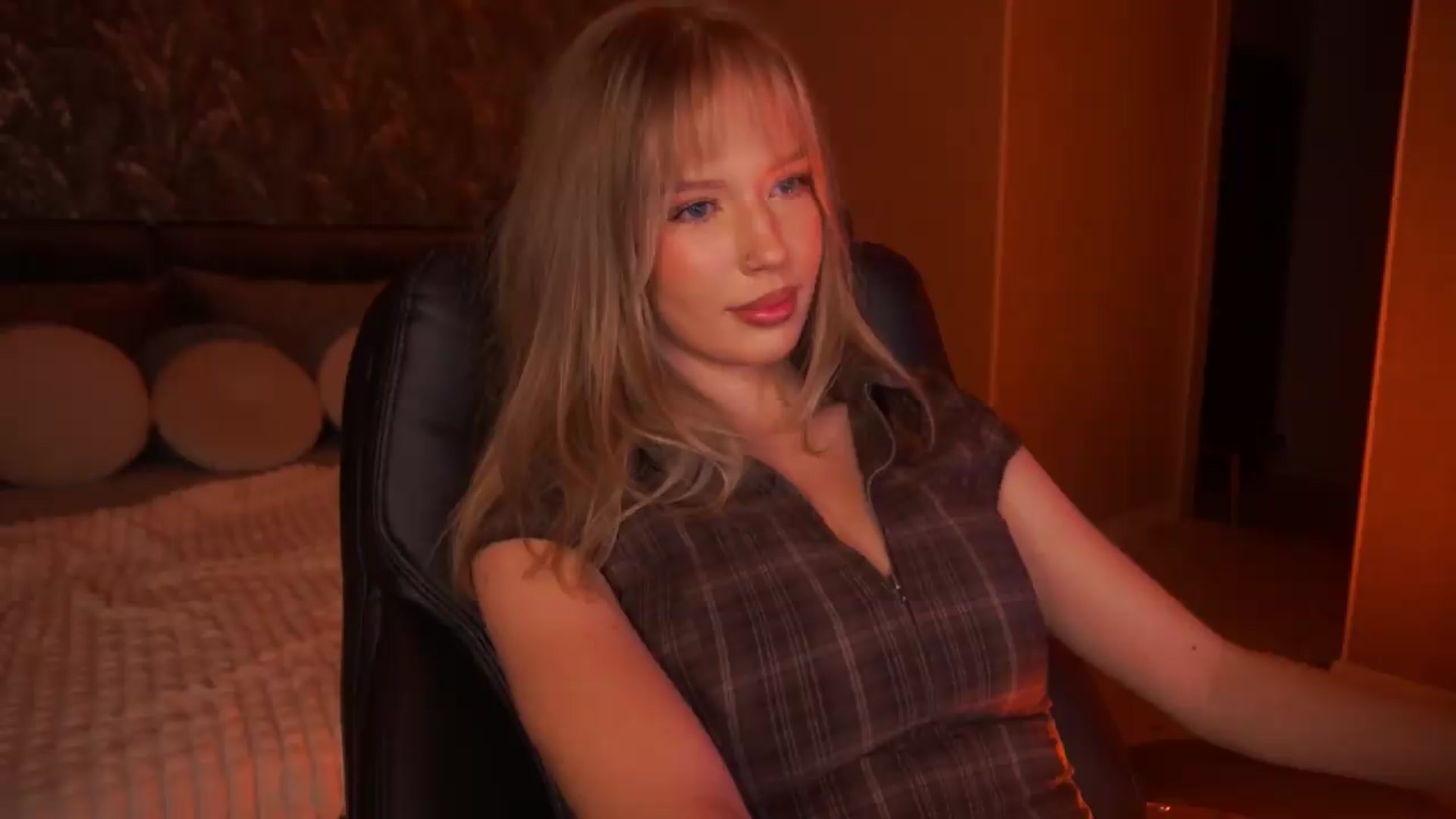 Gallery image thumbnail from Kiki_Miki's myfreecams stream on, 08/07/2026, 03:12 image 7 of 20