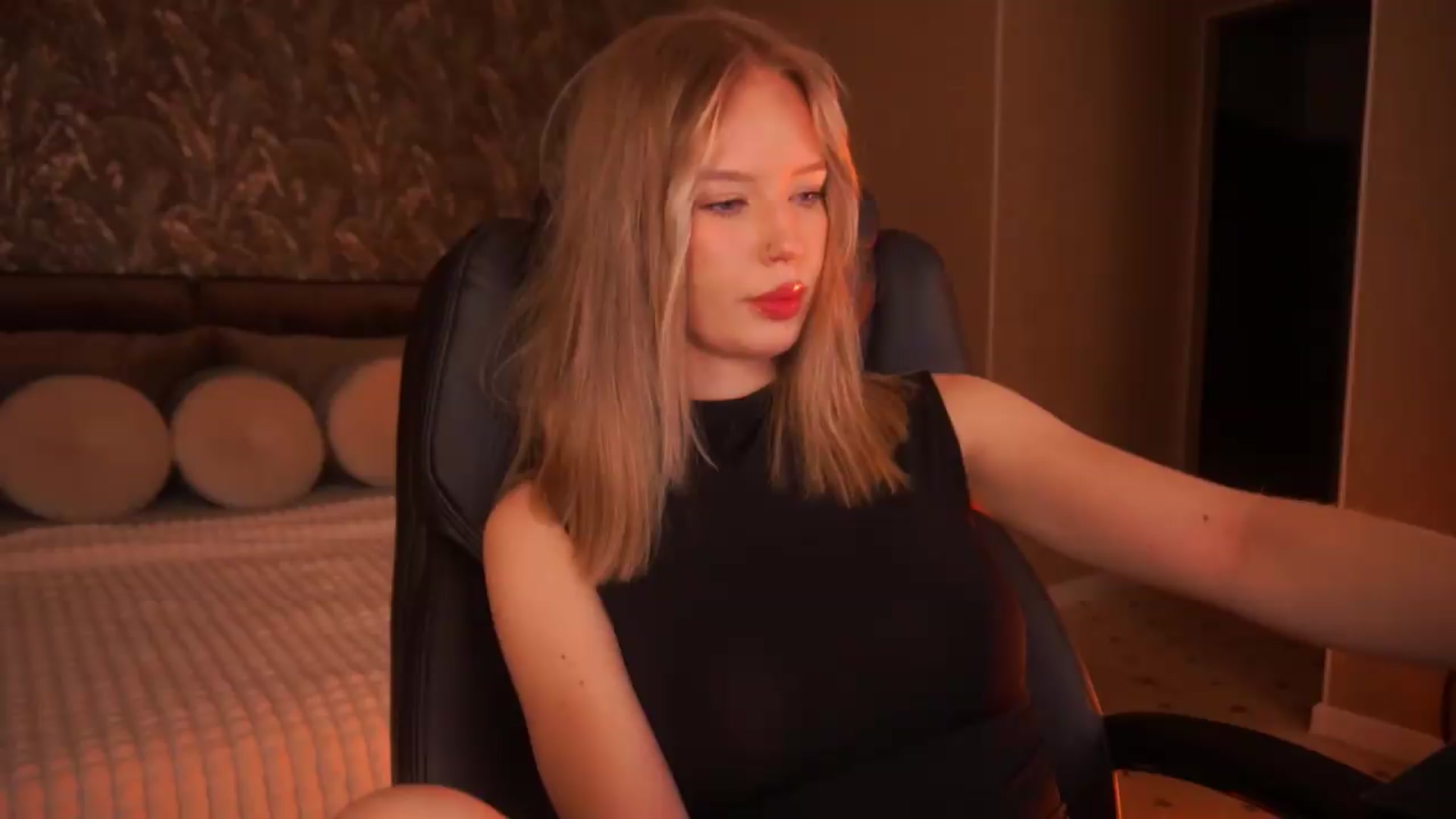 Gallery image thumbnail from Kiki_Miki's myfreecams stream on, 08/14/2026, 03:25 image 5 of 20