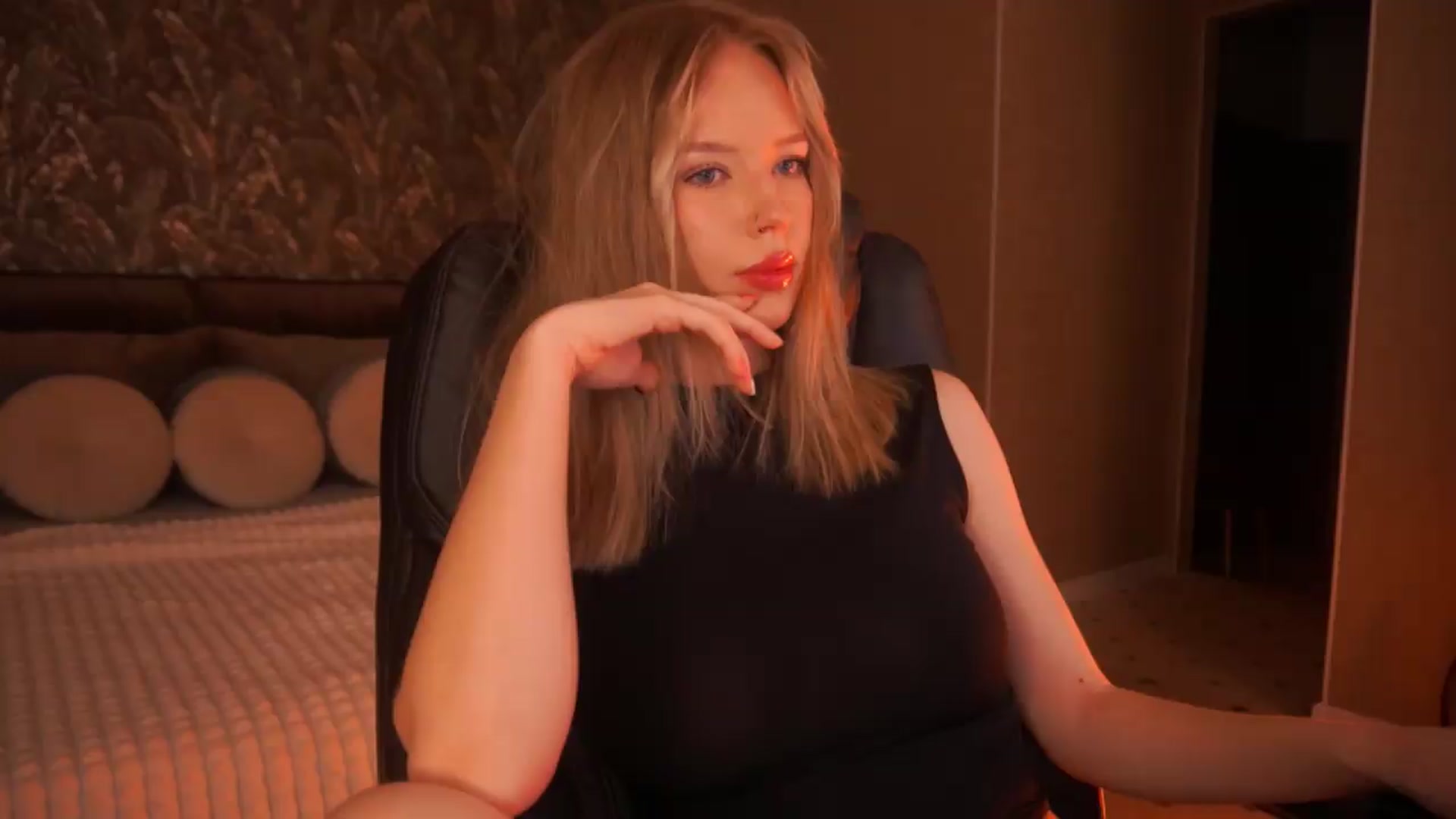 Gallery image thumbnail from Kiki_Miki's myfreecams stream on, 08/14/2026, 03:25 image 7 of 20