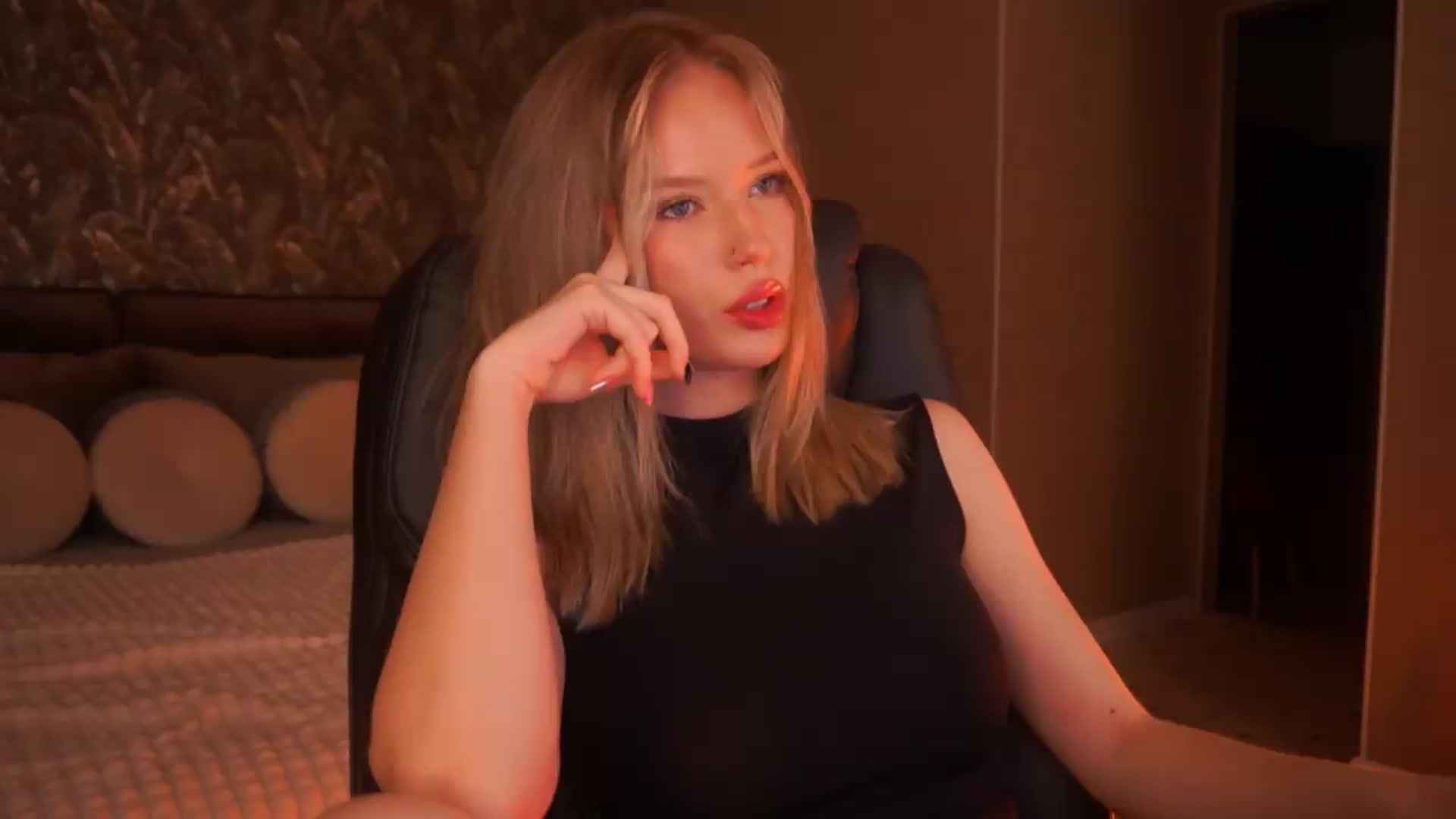 Gallery image thumbnail from Kiki_Miki's myfreecams stream on, 08/14/2026, 03:25 image 13 of 20