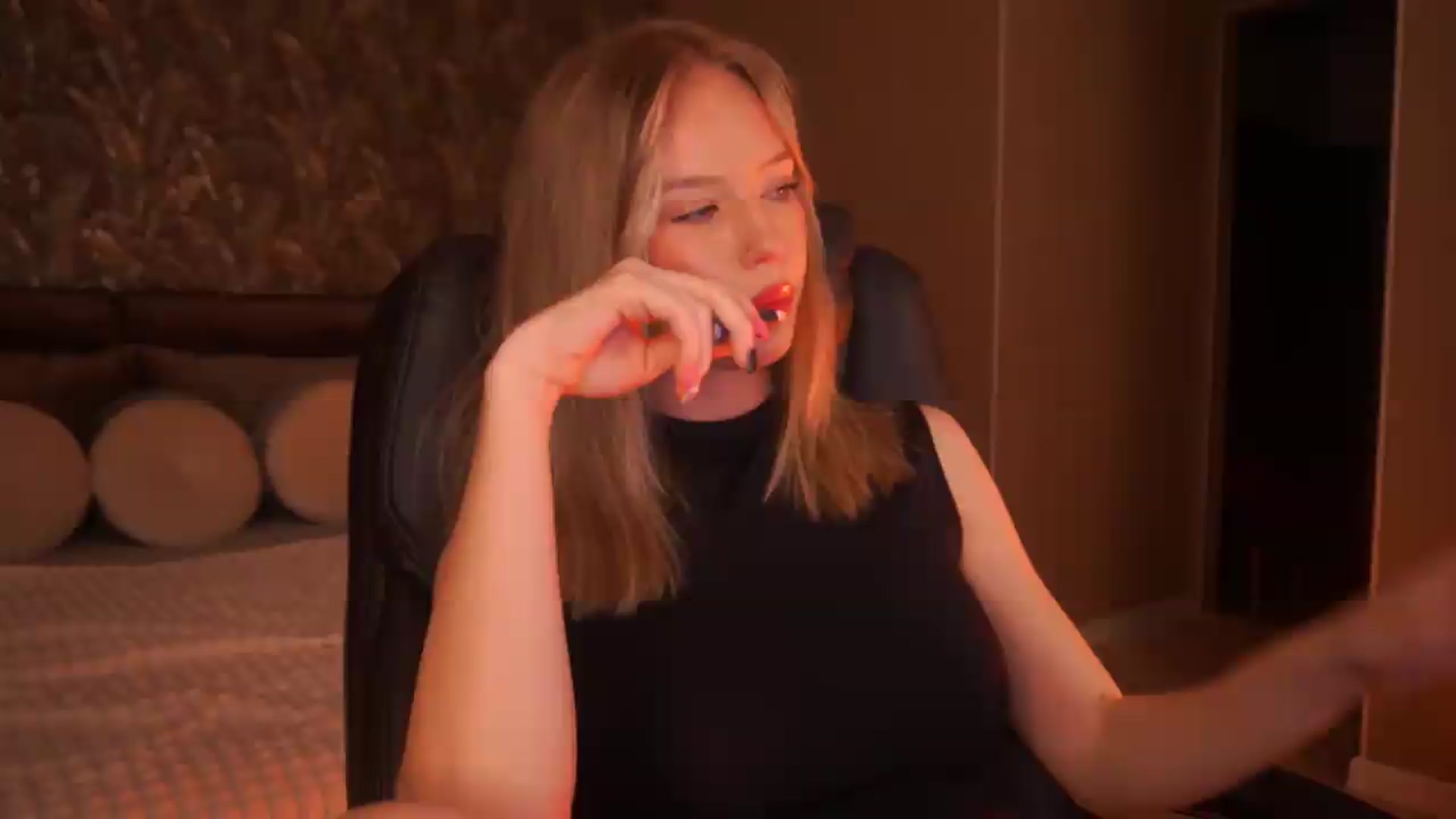 Gallery image thumbnail from Kiki_Miki's myfreecams stream on, 08/14/2026, 03:25 image 16 of 20