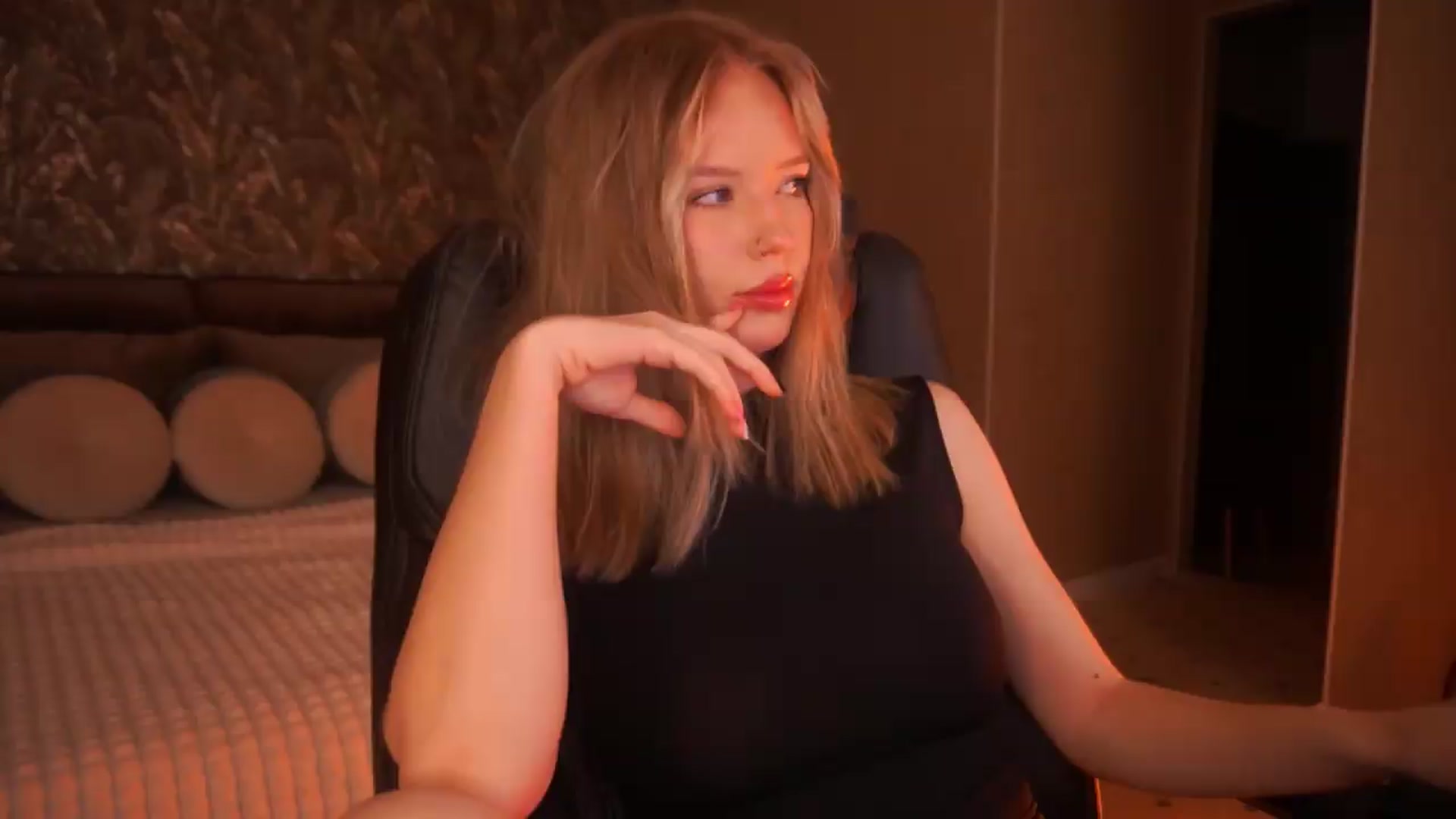 Gallery image thumbnail from Kiki_Miki's myfreecams stream on, 08/14/2026, 03:25 image 6 of 20