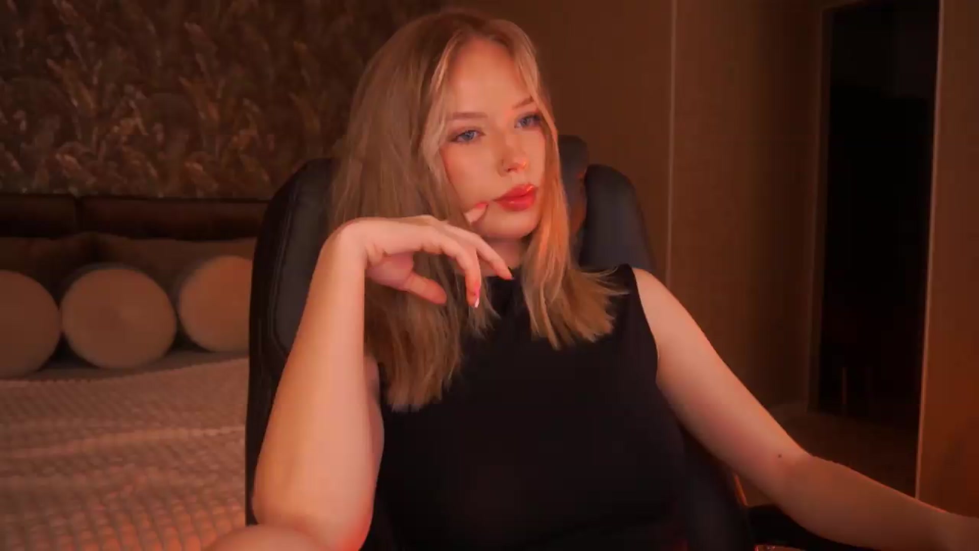 Gallery image thumbnail from Kiki_Miki's myfreecams stream on, 08/14/2026, 03:25 image 10 of 20