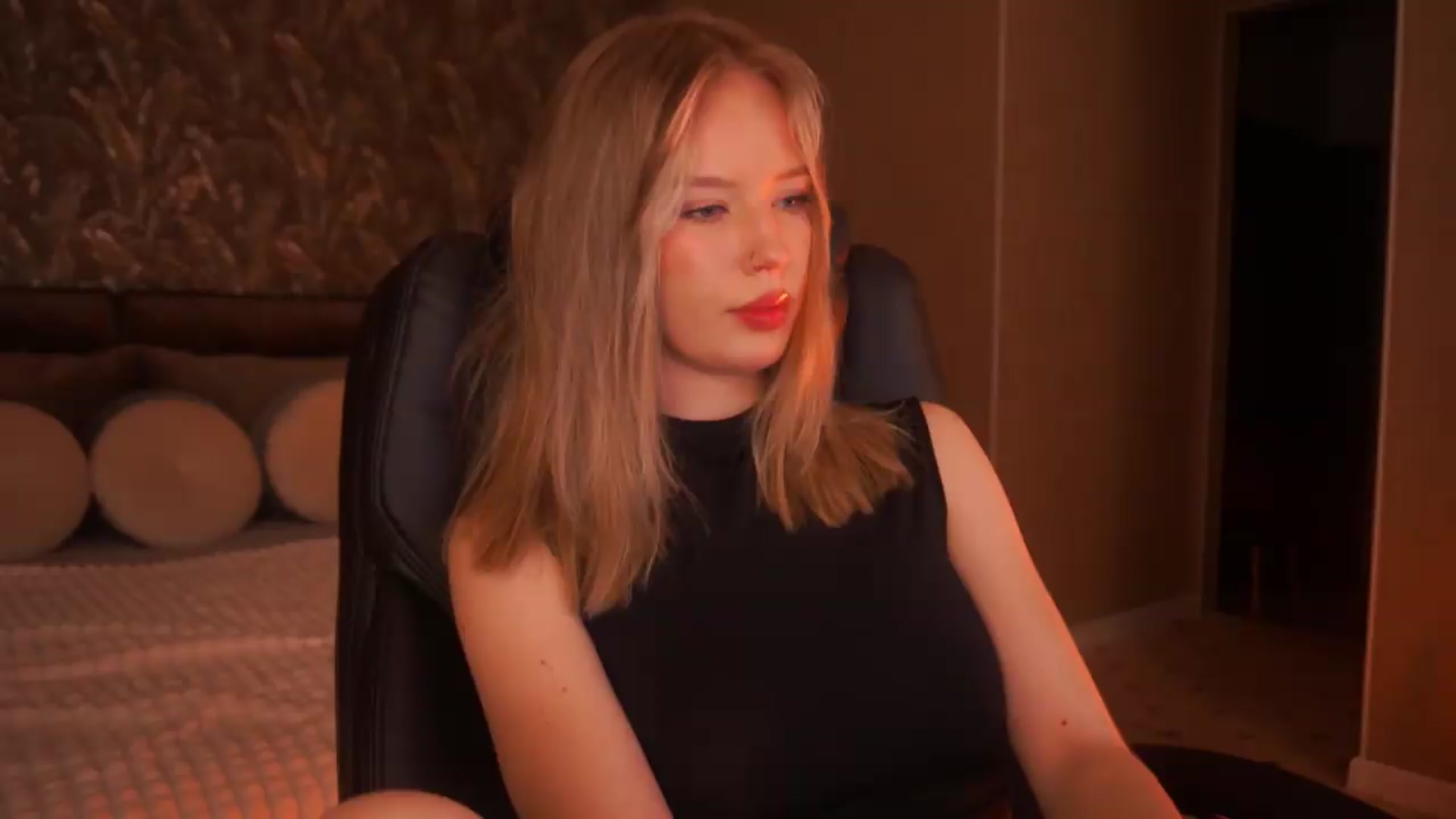 Gallery image thumbnail from Kiki_Miki's myfreecams stream on, 08/14/2026, 03:25 image 12 of 20