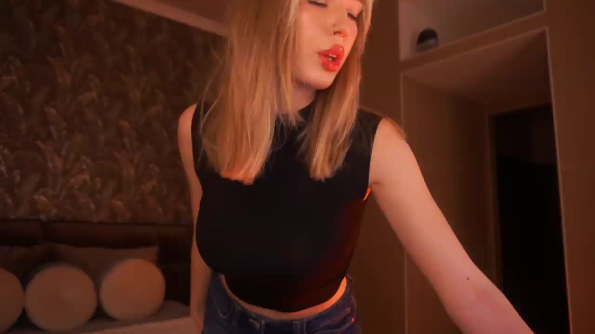 Gallery image thumbnail from Kiki_Miki's myfreecams stream on, 08/14/2026, 03:25 image 17 of 20