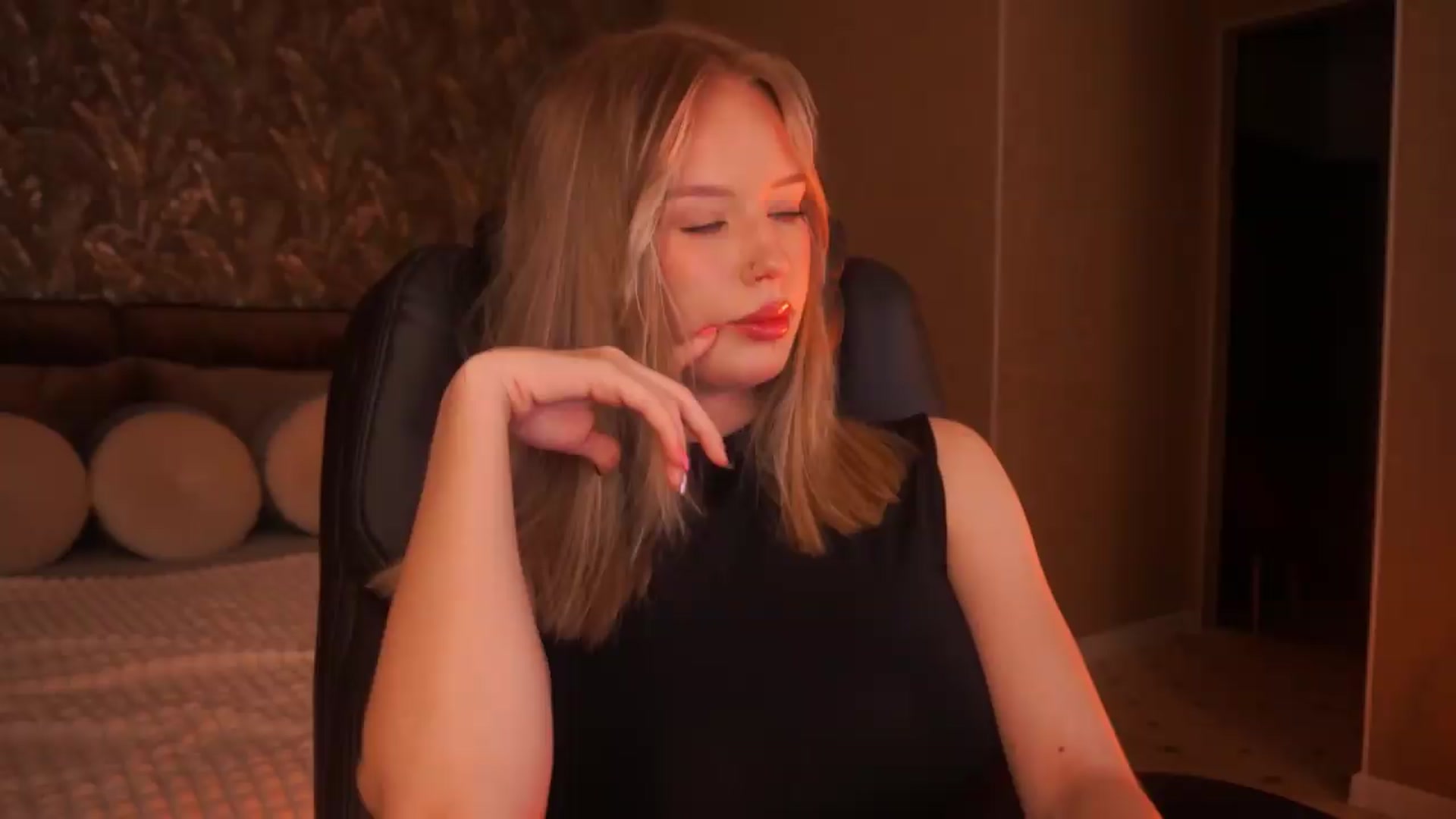 Gallery image thumbnail from Kiki_Miki's myfreecams stream on, 08/14/2026, 03:25 image 20 of 20