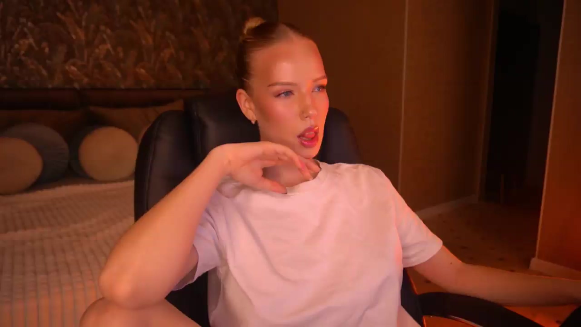Gallery image thumbnail from Kiki_Miki's myfreecams stream on, 08/15/2026, 02:20 image 15 of 20
