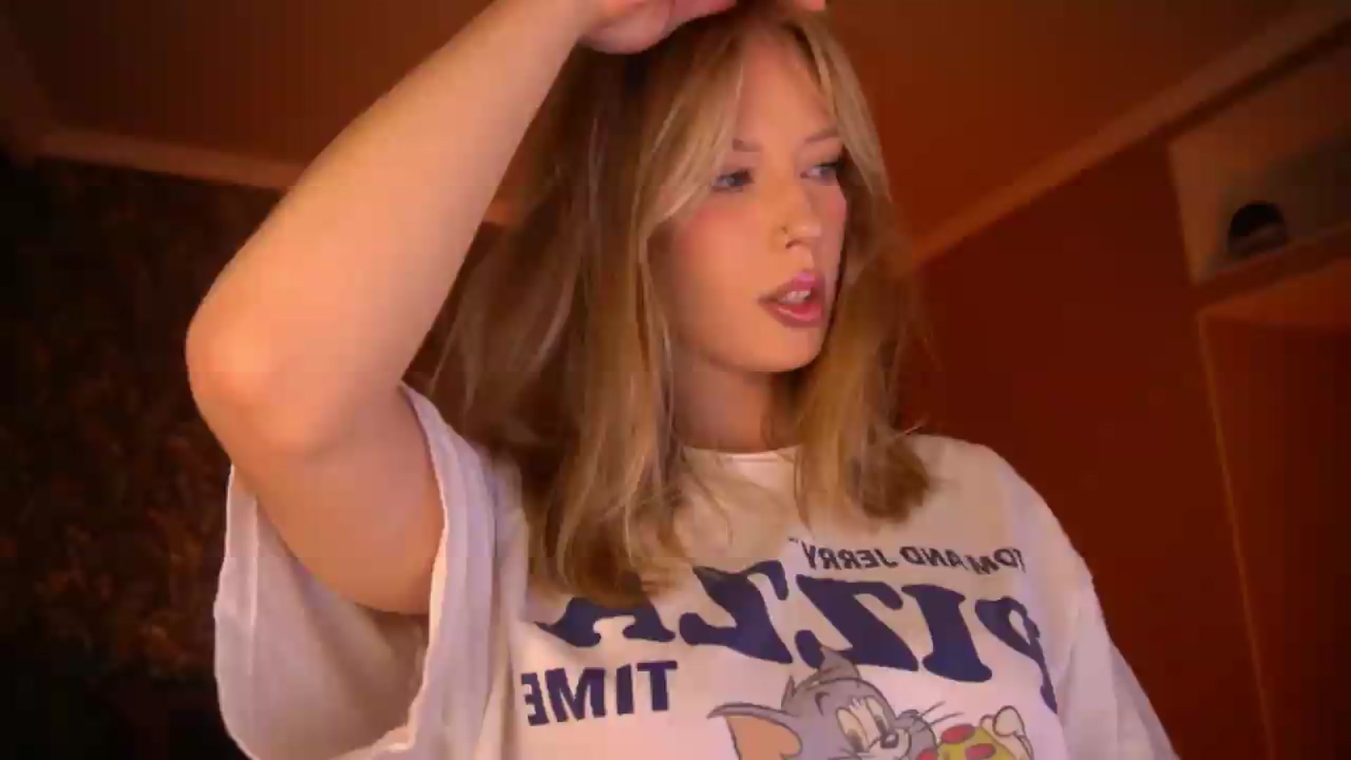 Gallery image thumbnail from Kiki_Miki's myfreecams stream on, 08/19/2026, 01:11 image 3 of 20