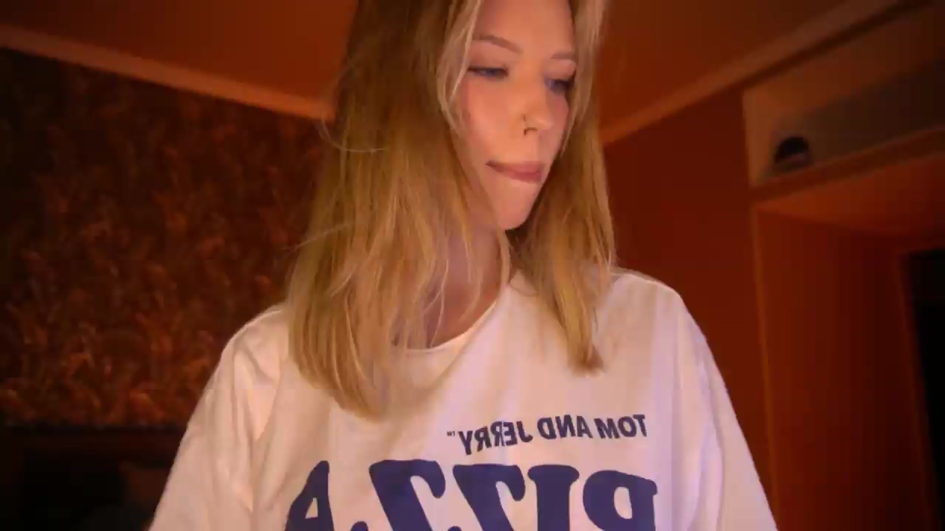 Gallery image thumbnail from Kiki_Miki's myfreecams stream on, 08/19/2026, 03:59 image 15 of 20
