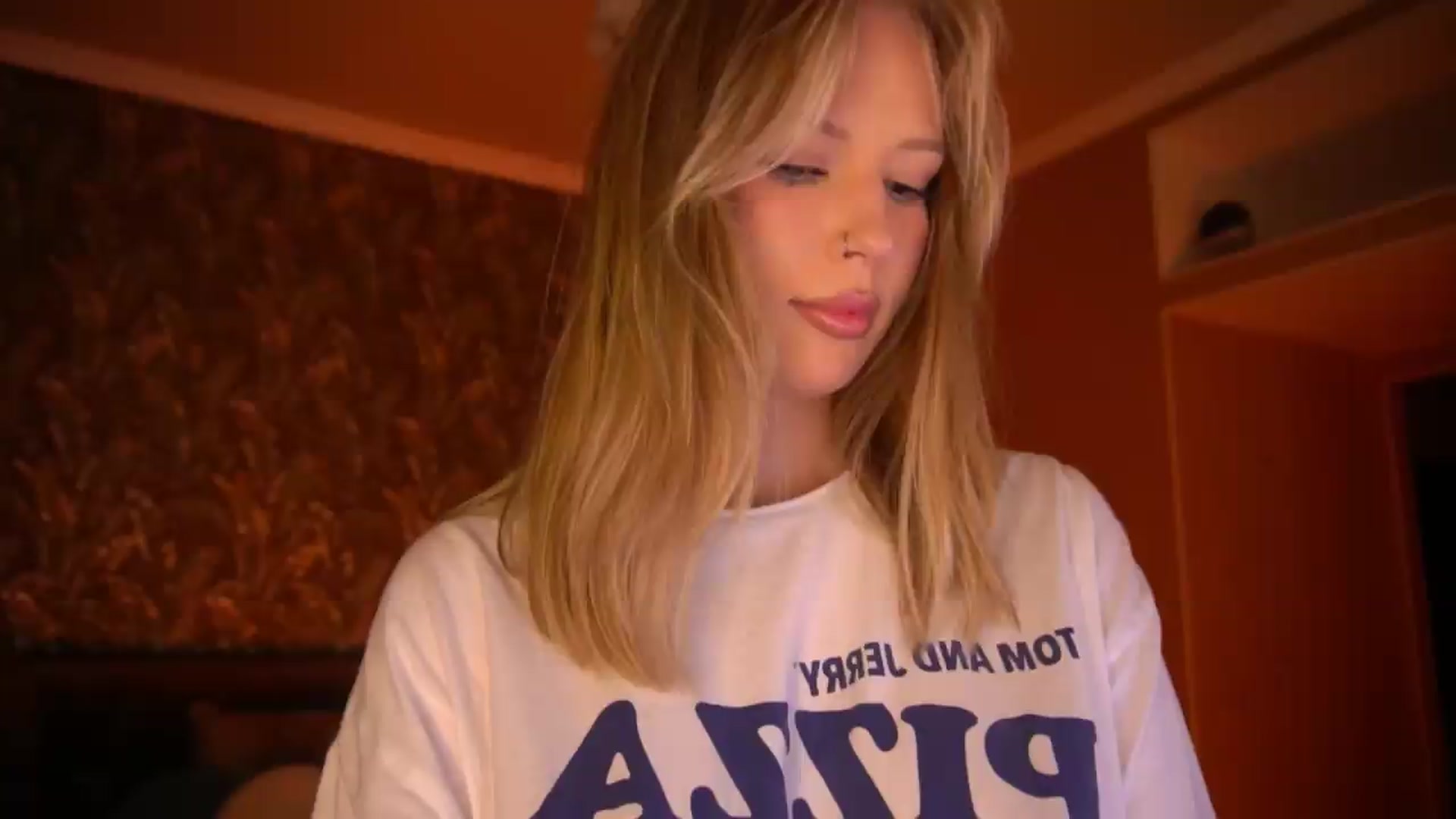 Gallery image thumbnail from Kiki_Miki's myfreecams stream on, 08/19/2026, 03:59 image 7 of 20