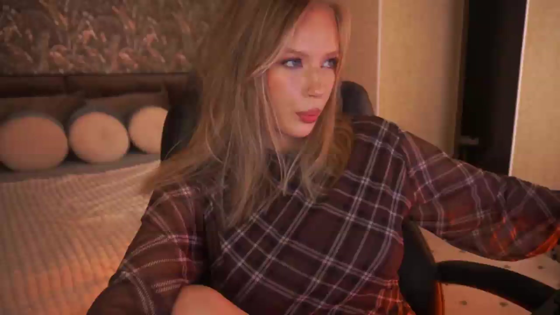 Gallery image thumbnail from Kiki_Miki's myfreecams stream on, 08/25/2026, 04:35 image 3 of 20