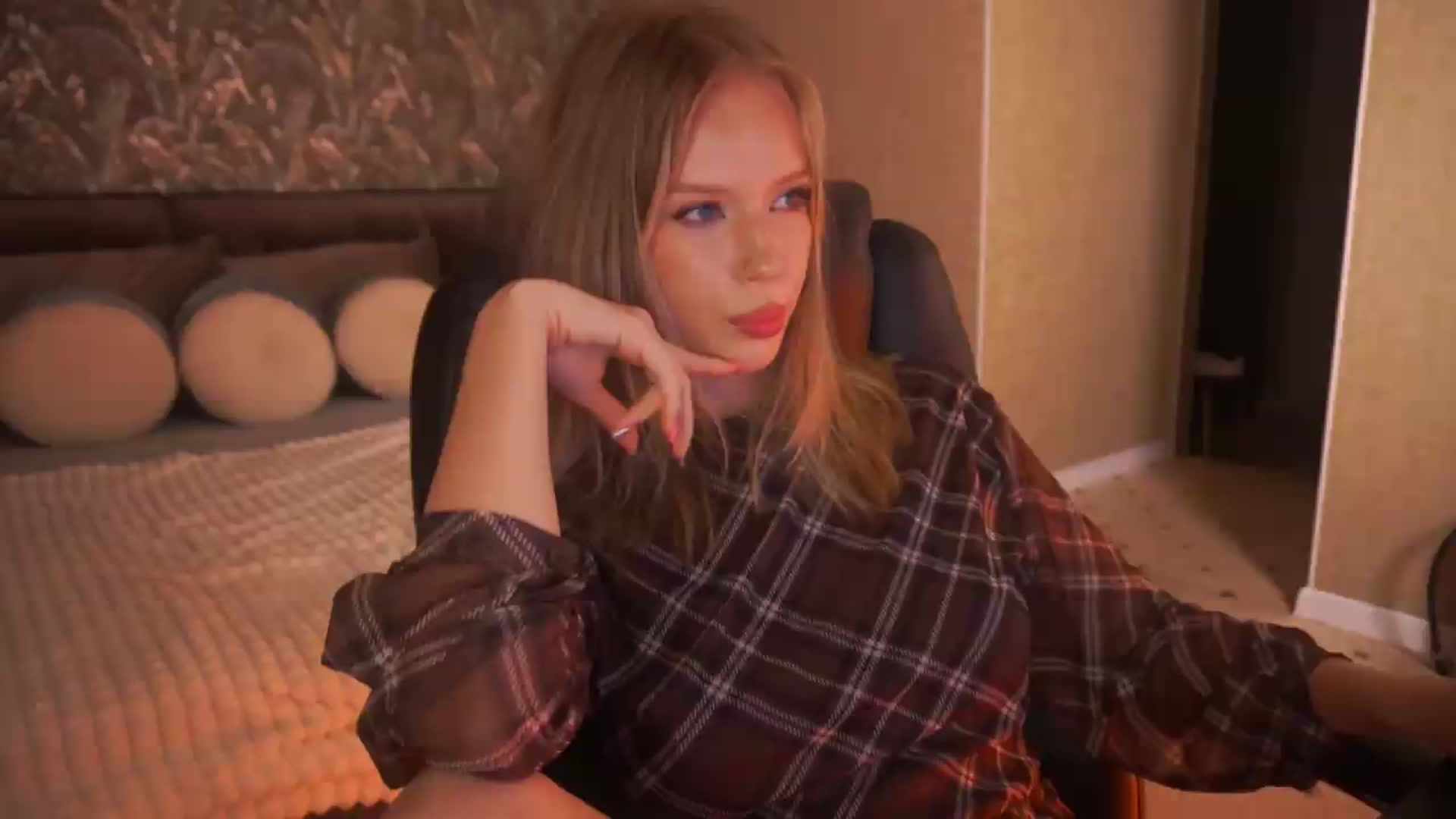 Gallery image thumbnail from Kiki_Miki's myfreecams stream on, 08/25/2026, 04:35 image 1 of 20