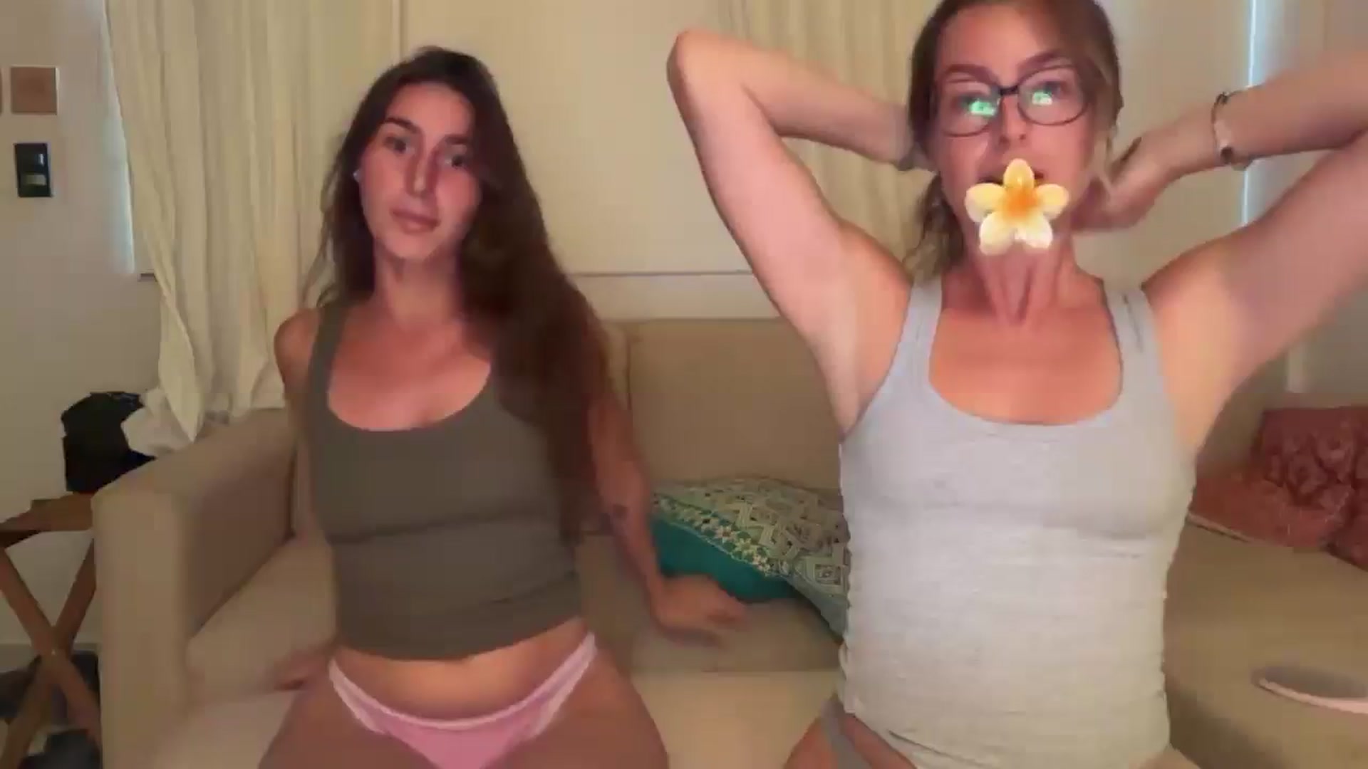 Gallery image thumbnail from Kikiii_xx's myfreecams stream on, 02/05/2025, 20:24 image 1 of 20