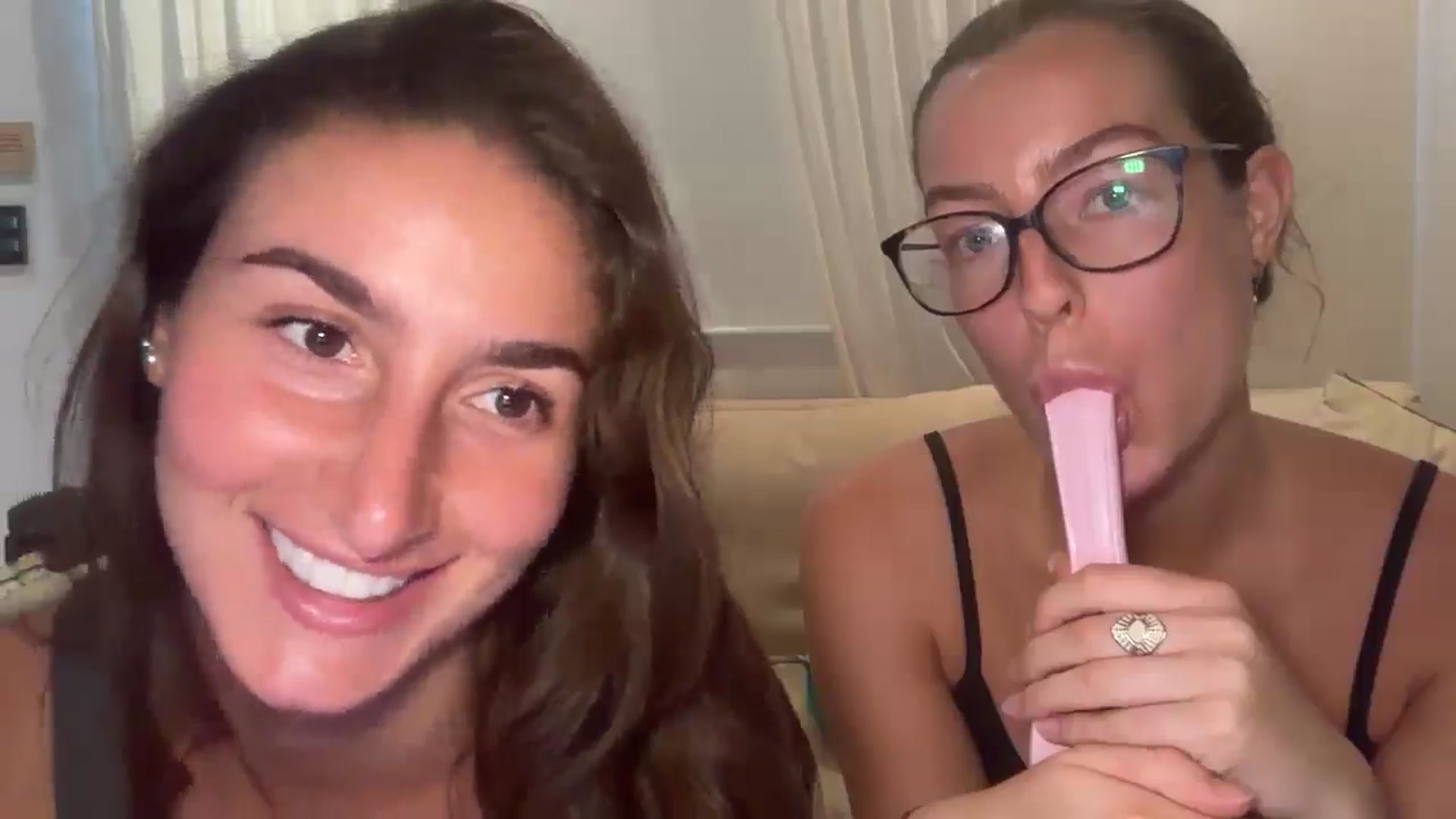 Gallery image thumbnail from Kikiii_xx's myfreecams stream on, 02/09/2025, 20:21 image 11 of 20
