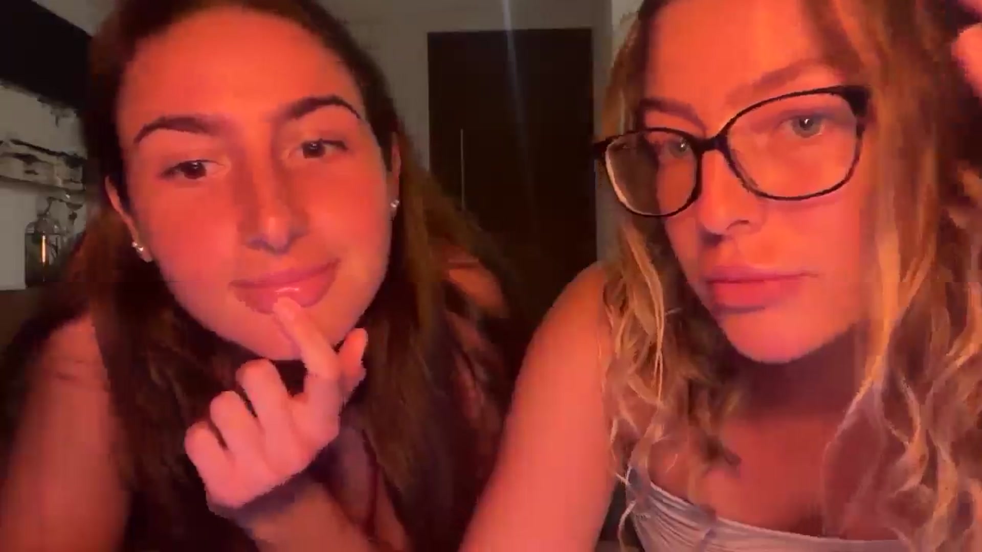 Gallery image thumbnail from Kikiii_xx's myfreecams stream on, 02/26/2025, 24:24 image 13 of 20