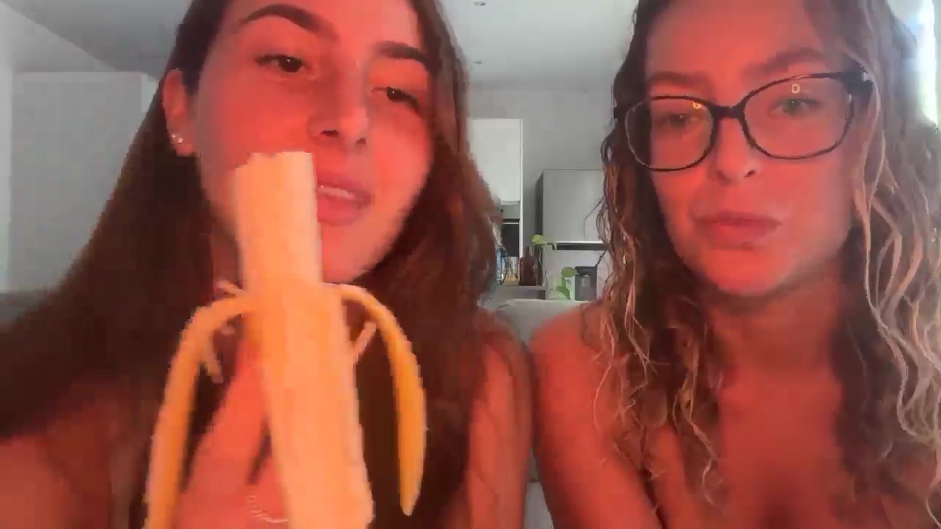 Gallery image thumbnail from Kikiii_xx's myfreecams stream on, 03/09/2025, 18:09 image 14 of 20