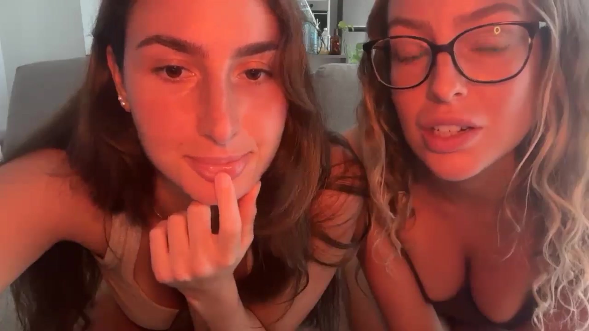 Gallery image thumbnail from Kikiii_xx's myfreecams stream on, 03/09/2025, 20:30 image 19 of 20