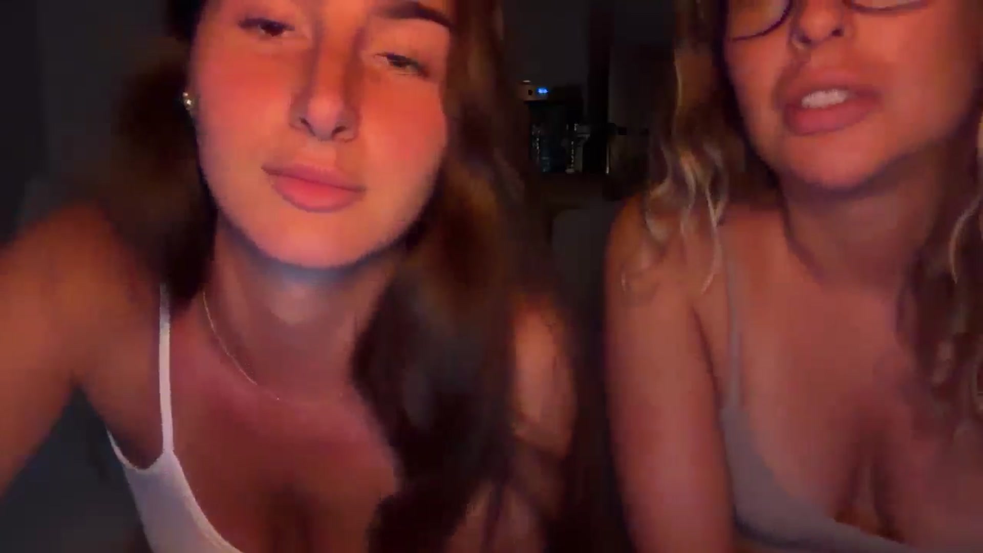 Gallery image thumbnail from Kikiii_xx's myfreecams stream on, 03/12/2025, 01:57 image 15 of 20