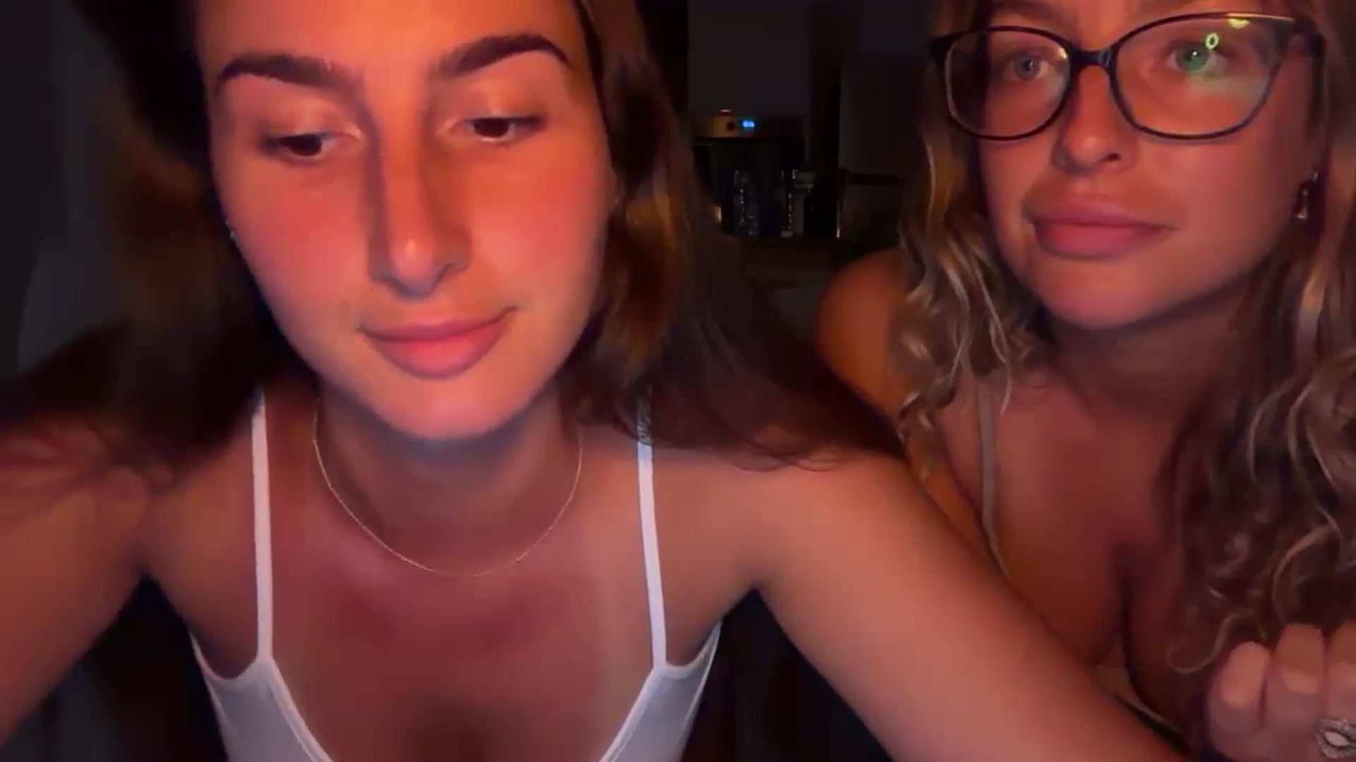 Gallery image thumbnail from Kikiii_xx's myfreecams stream on, 03/12/2025, 01:57 image 20 of 20