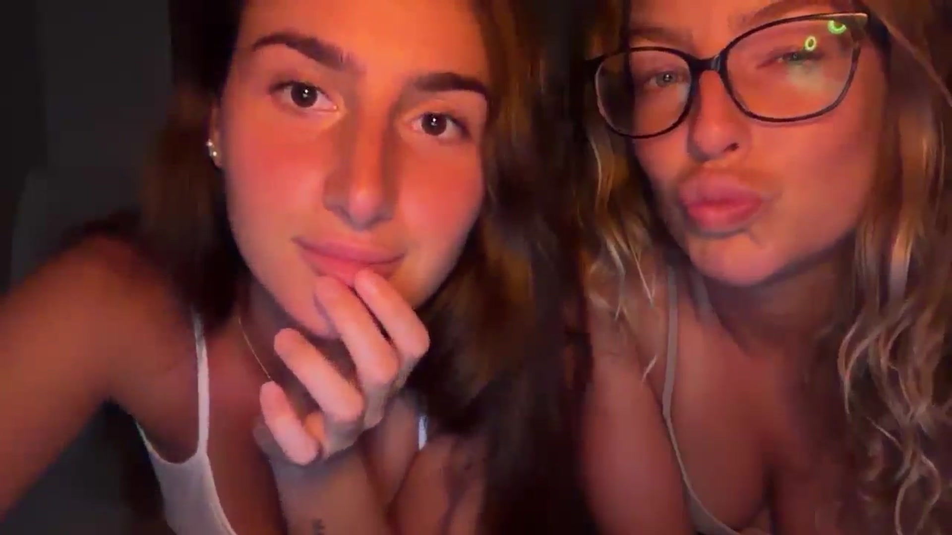 Gallery image thumbnail from Kikiii_xx's myfreecams stream on, 03/12/2025, 01:57 image 10 of 20